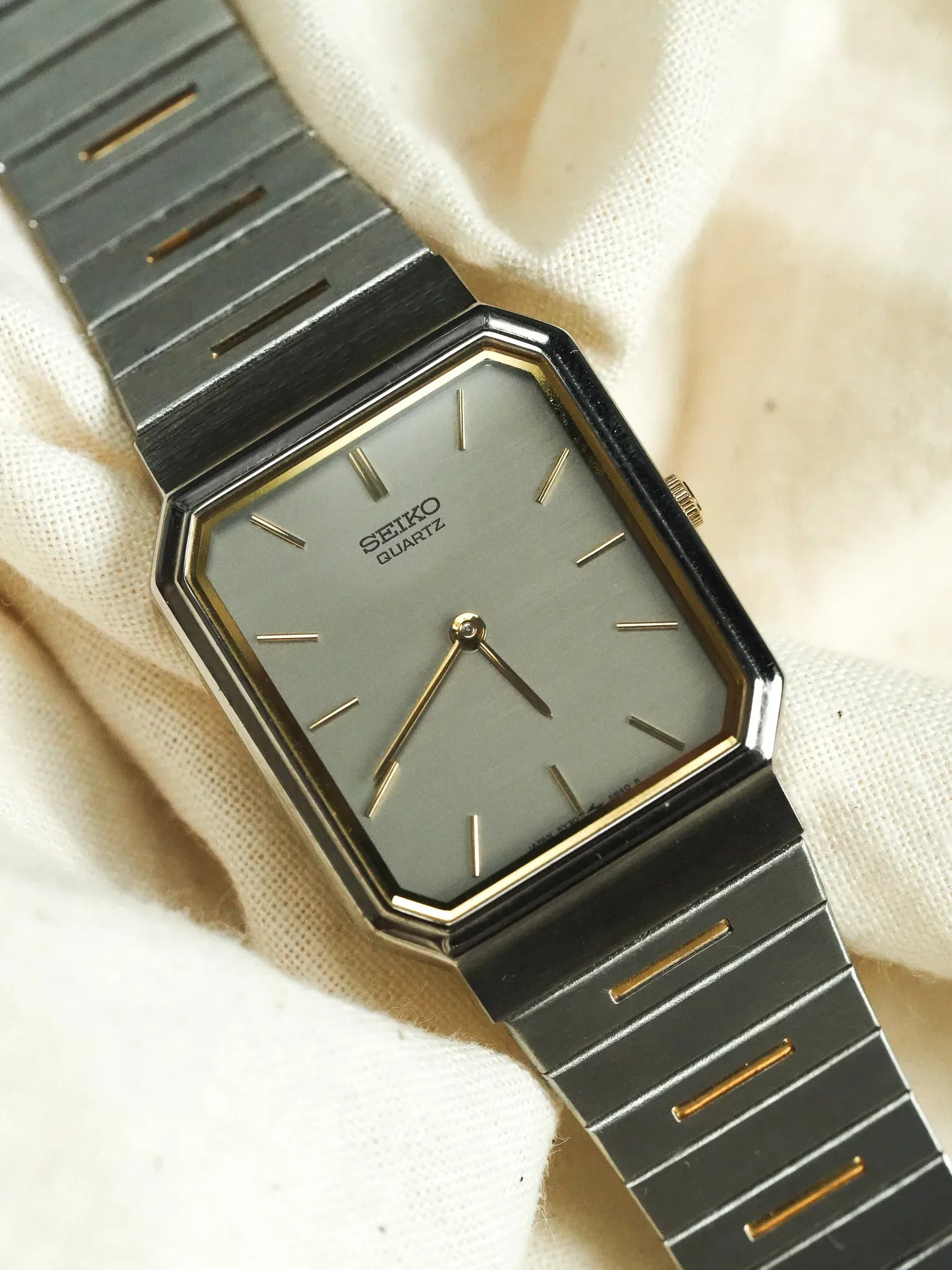 Seiko - Tank Royal Acier Gris Or bracelet intégré - 1997 - Atelier Victor