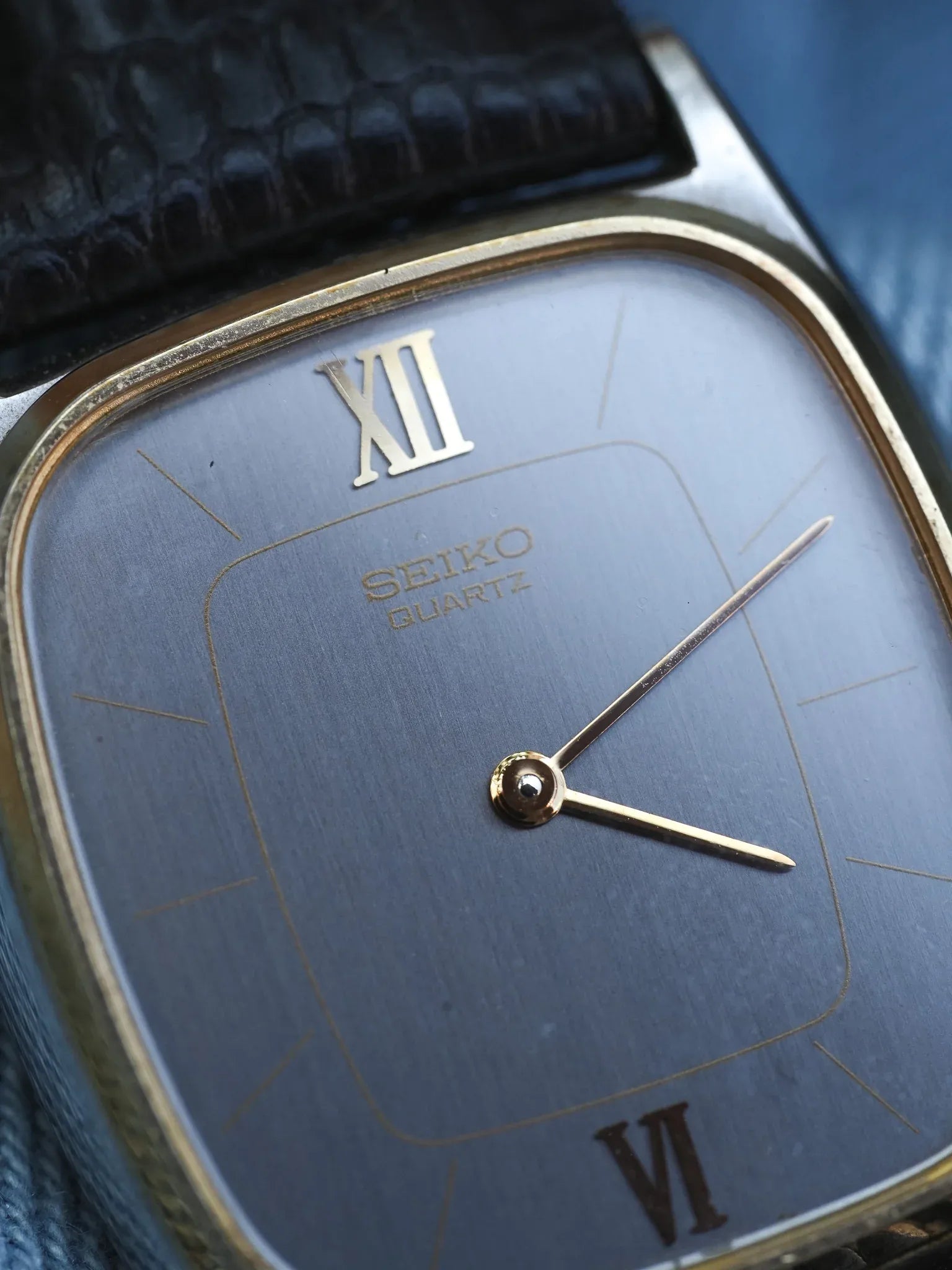 Seiko - Tonneau Acier Brossé Lunette dorée - 1981 - Atelier Victor