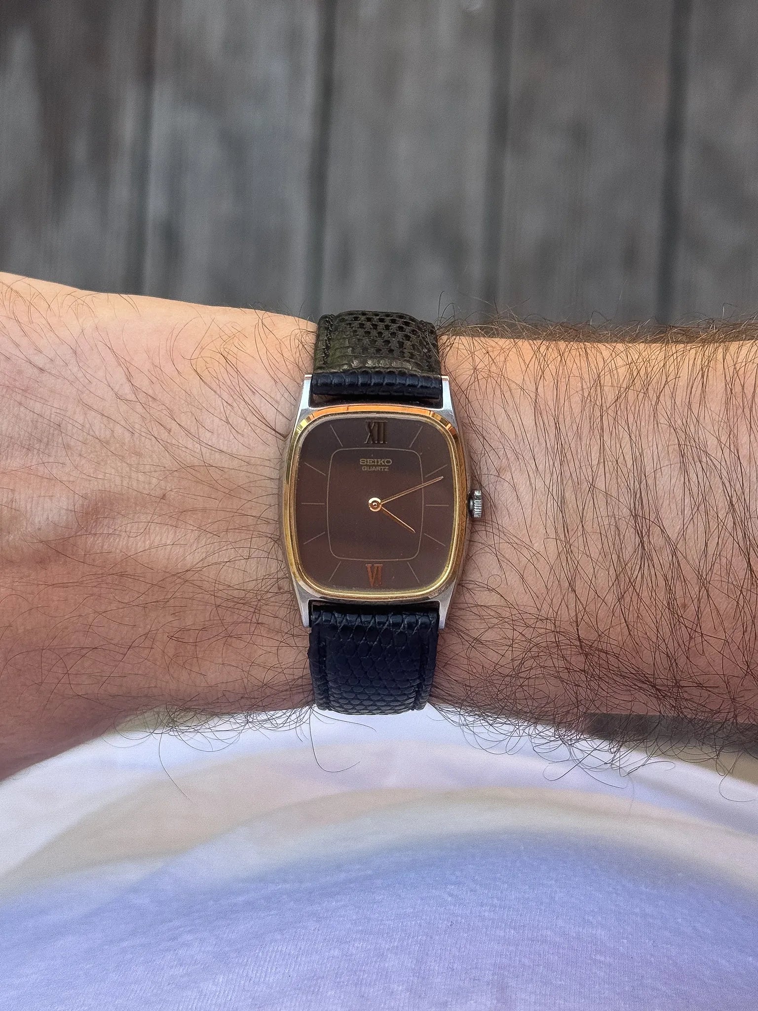 Seiko - Tonneau Acier Brossé Lunette dorée - 1981 - Atelier Victor - Vintage  Shop