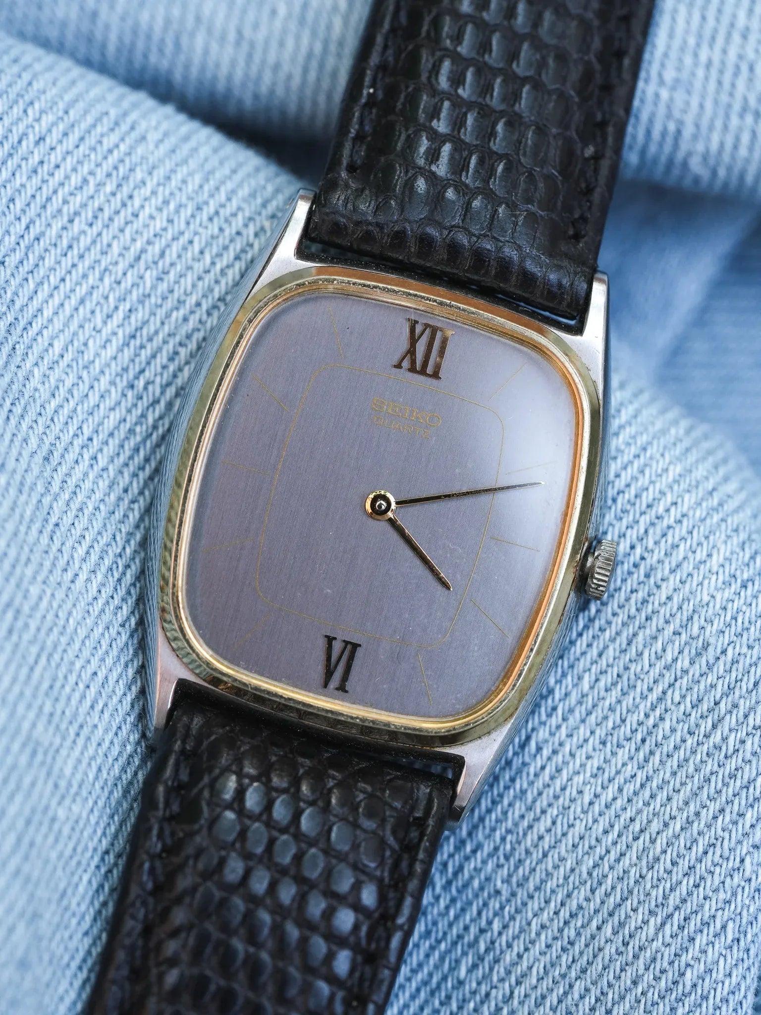 Seiko - Tonneau Acier Brossé Lunette dorée - 1981 - Atelier Victor - Vintage  Shop