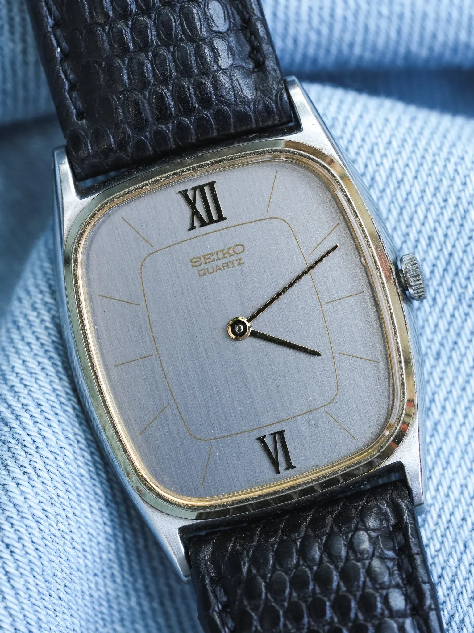 Seiko - Tonneau Acier Brossé Lunette dorée - 1981 - Atelier Victor - Vintage  Shop