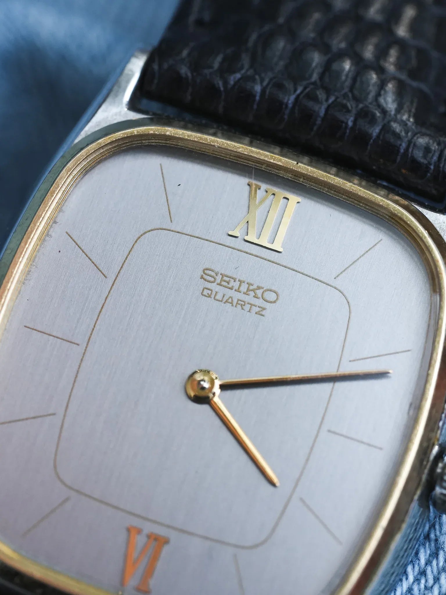 Seiko - Tonneau Acier Brossé Lunette dorée - 1981 - Atelier Victor - Vintage  Shop