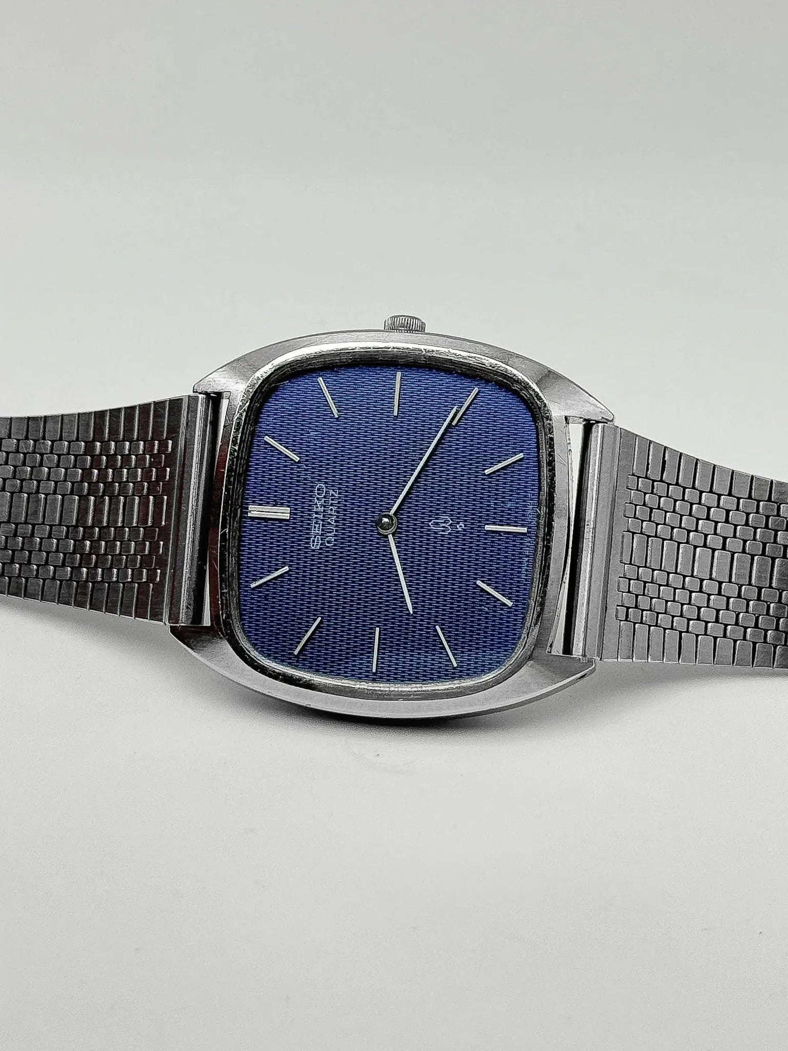 Seiko - Tonneau Nid d'Abeille Bleu - 1976 - Atelier Victor Paris - Vintage Watch Shop Dubai