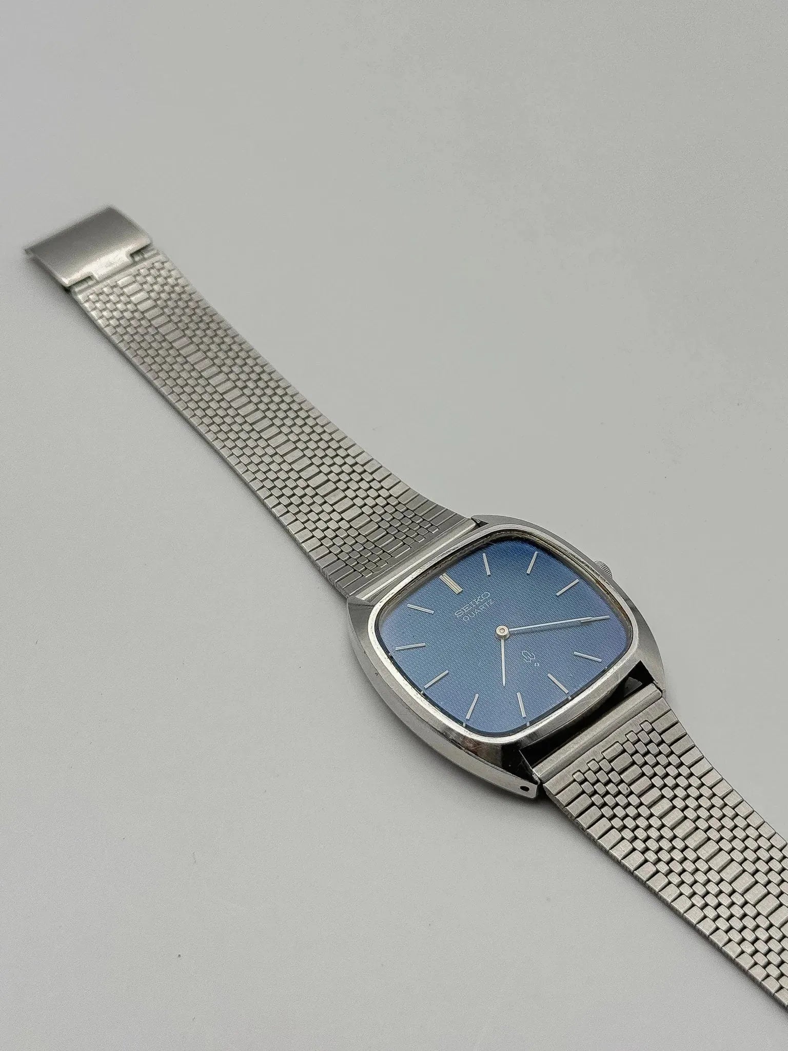Seiko - Tonneau Nid d'Abeille Bleu - 1976 - Atelier Victor Paris - Vintage Watch Shop Dubai
