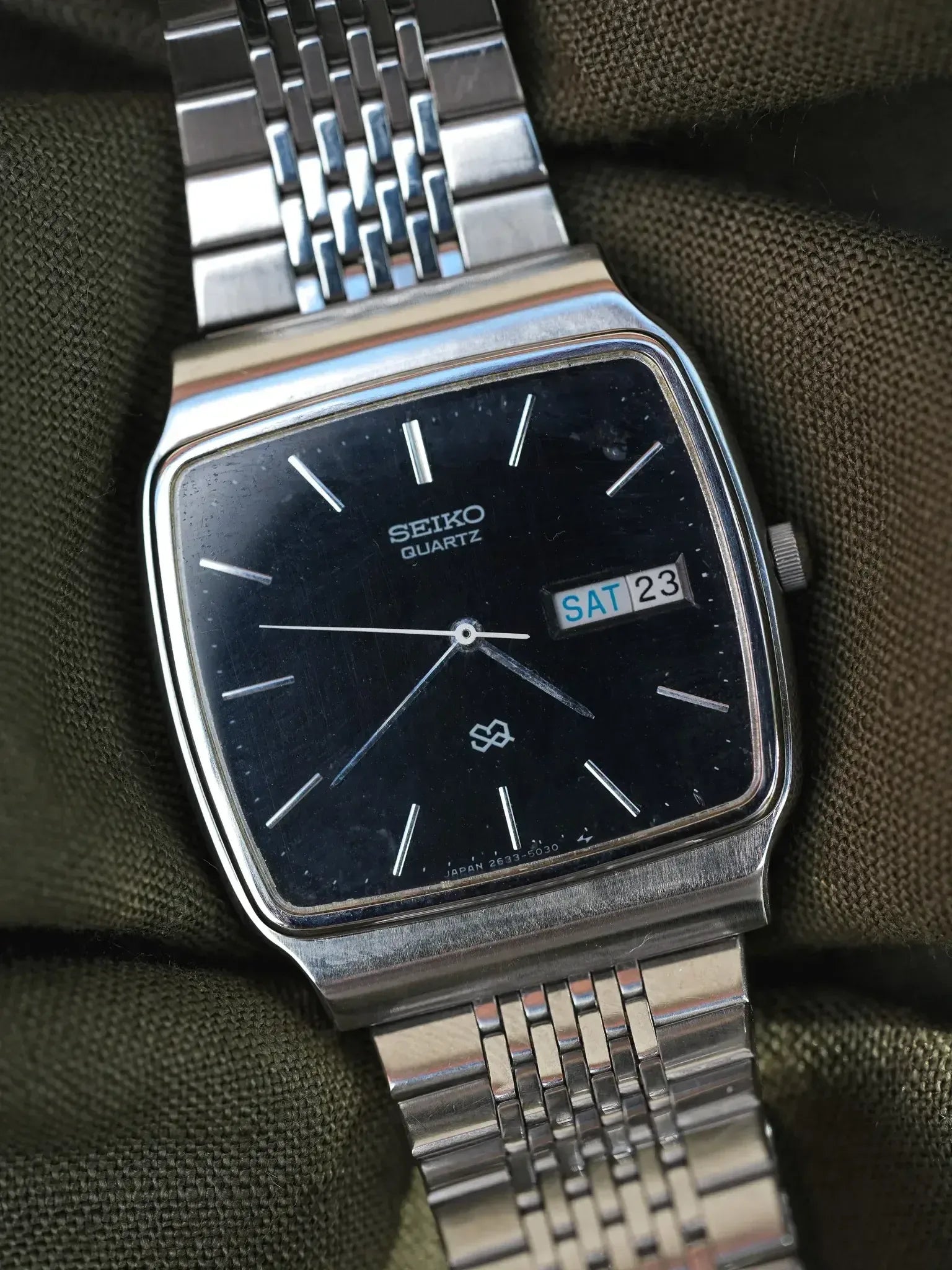 70s Vintage Seiko quarts watch スクエアデイデイト Seiko - TV Steel black dial daydate - 1978 - Atelier Victor