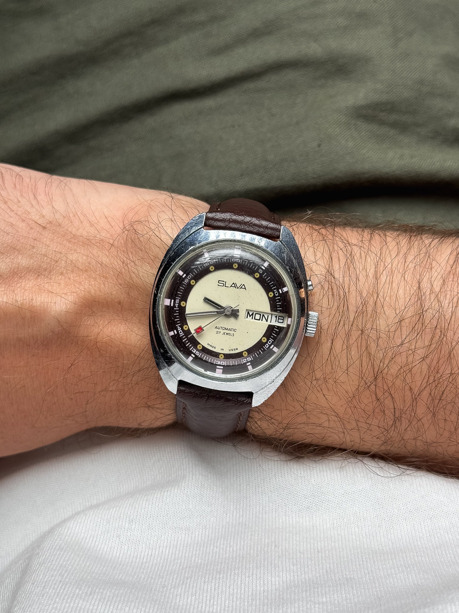 Slava - Tonneau Violet Creme - 1980s - Atelier Victor - Vintage Watch Shop