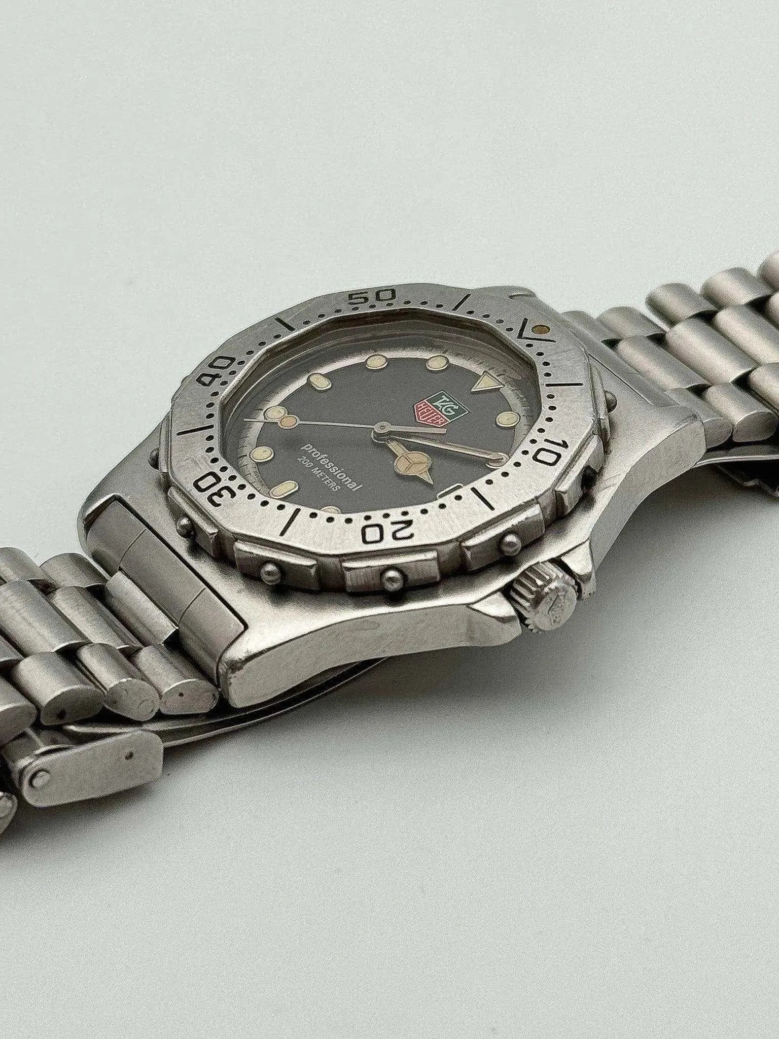 Tag Heuer - Professional 200m Grey - 1990’s - Atelier Victor Paris - Vintage Watch Shop Dubai