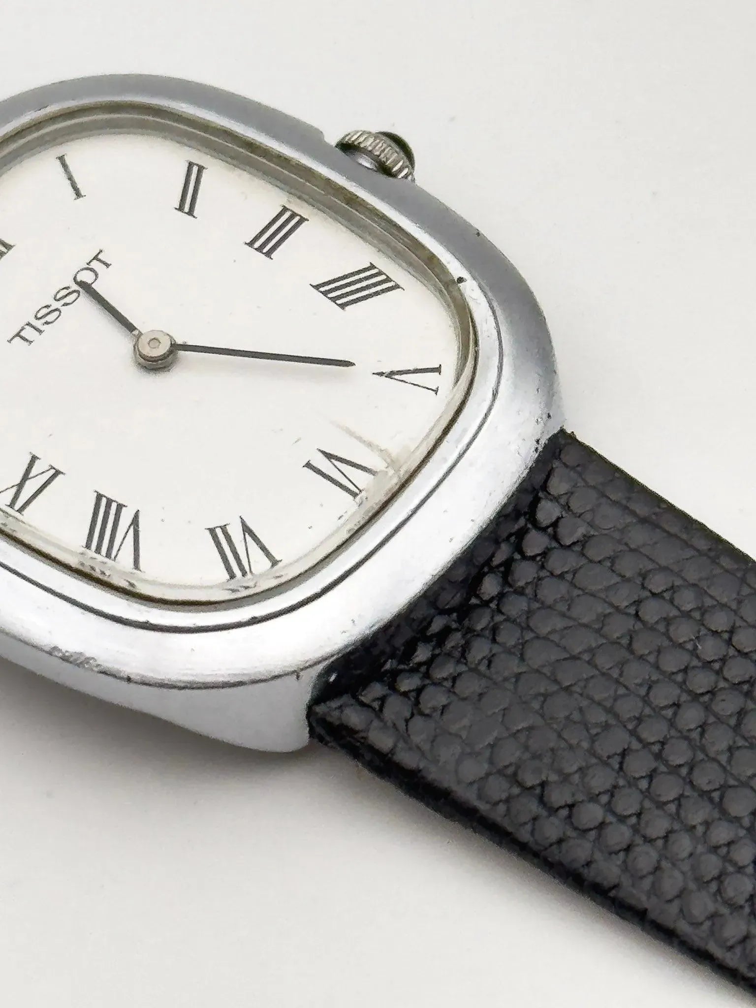 Tissot - Tonneau Romain Cabochon - 1970s - Atelier Victor - Vintage  Shop