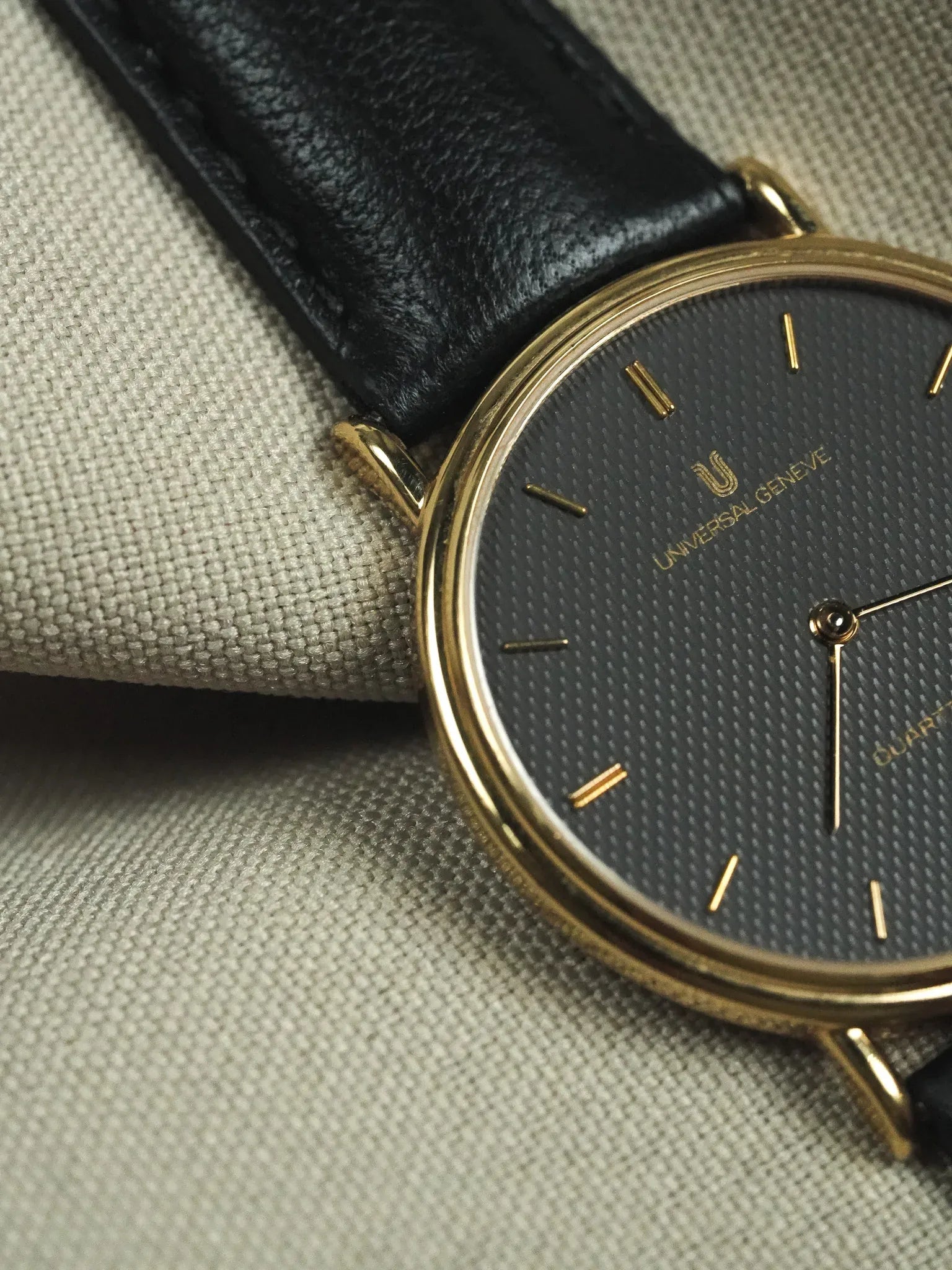 Universal Genève - Gris Guilloché Plaqué or - Papier - 1980s - Atelier Victor