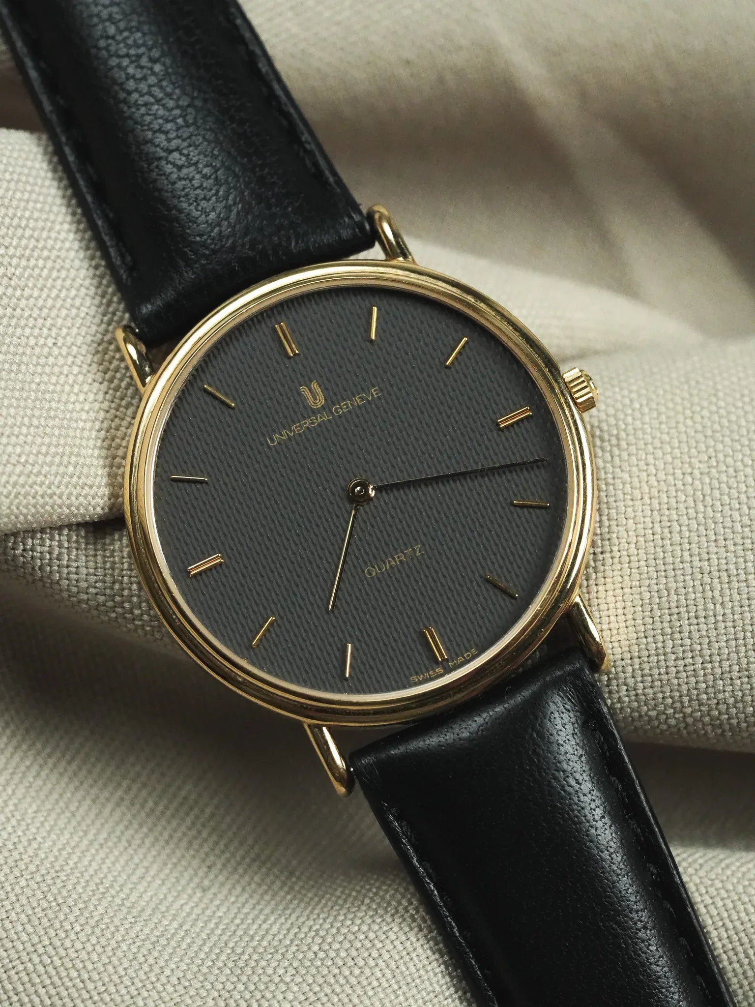 Universal Genève - Gris Guilloché Plaqué or - Papier - 1980s - Atelier Victor