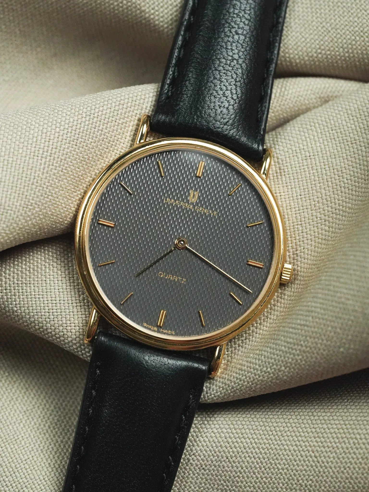 Universal Genève - Gris Guilloché Plaqué or - Papier - 1980s - Atelier Victor - Vintage  Shop
