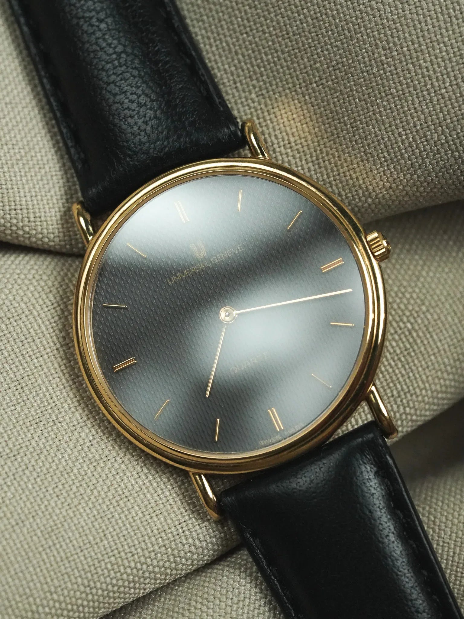 Universal Genève - Gris Guilloché Plaqué or - Papier - 1980s - Atelier Victor - Vintage  Shop