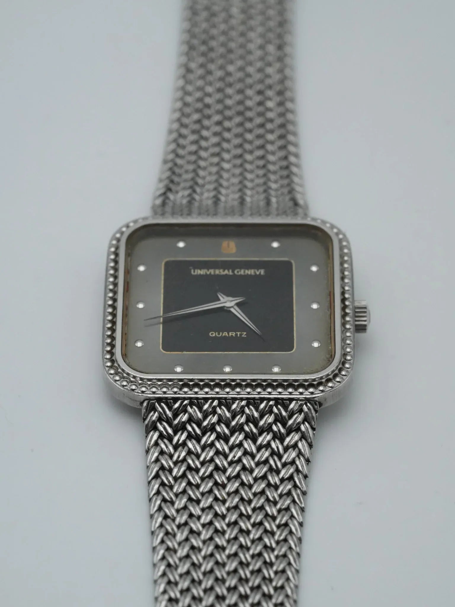 Universal Genève - Maille Acier Cadran Noir Patiné - 1980s - Atelier Victor - Vintage  Shop