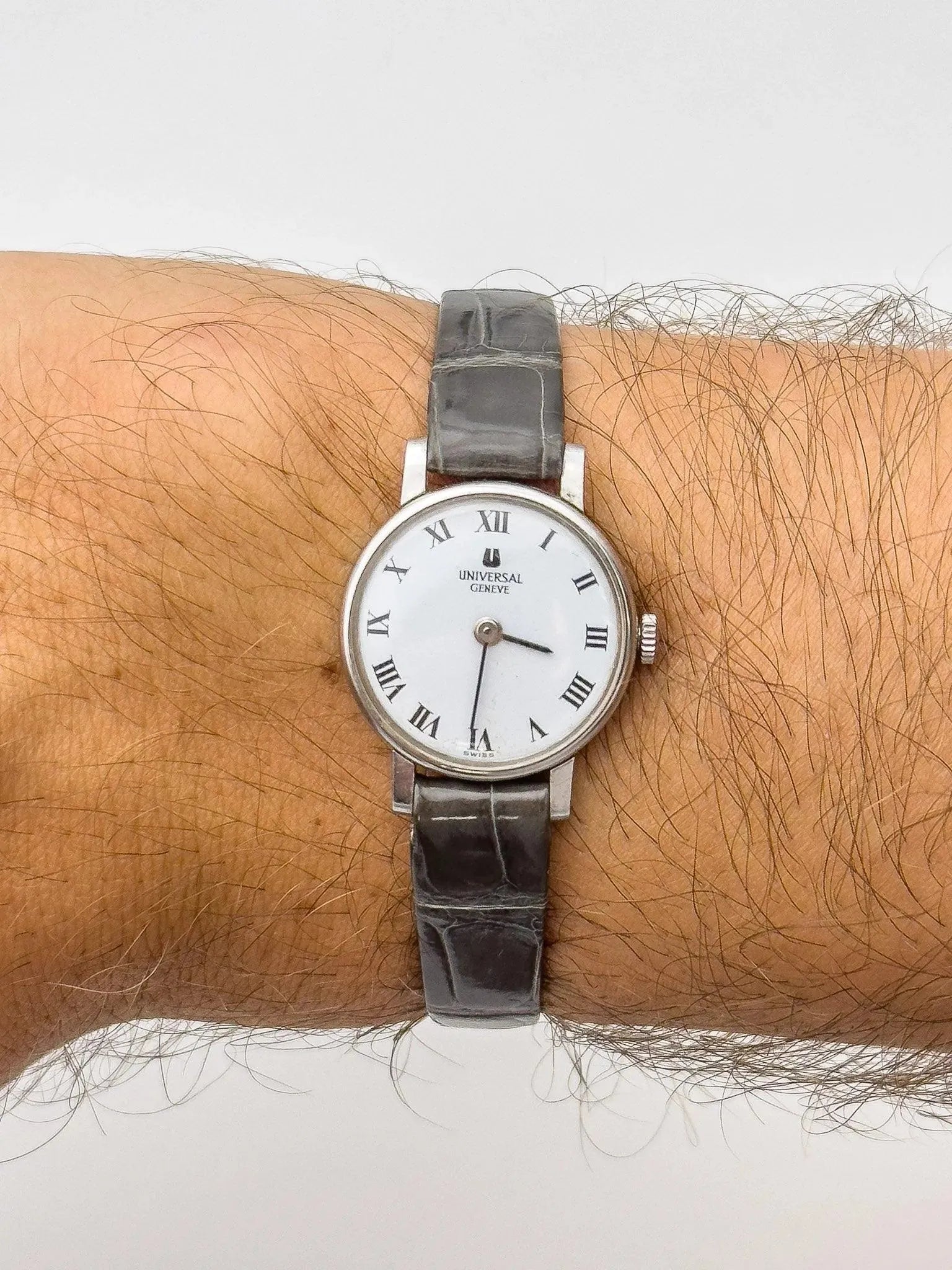 Universal Genève - Mini Dress Watch Cadran blanc - 1970s - Atelier Victor Paris - Vintage Watch Shop Dubai