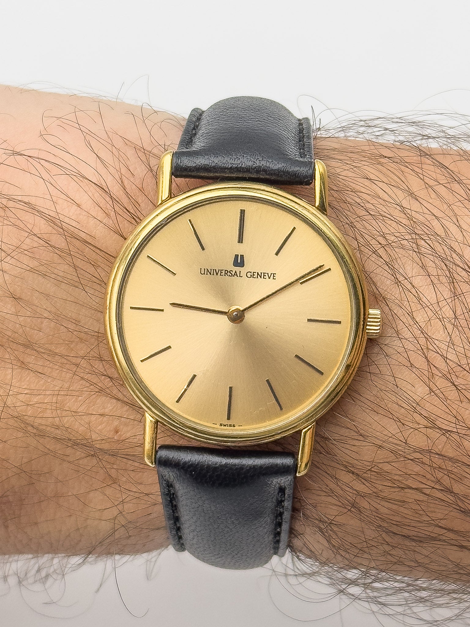 Universal Genève - Plaqué or Circle Ultra Slim Manuel - 1980s - Atelier Victor Paris - Vintage Watch Shop Dubai