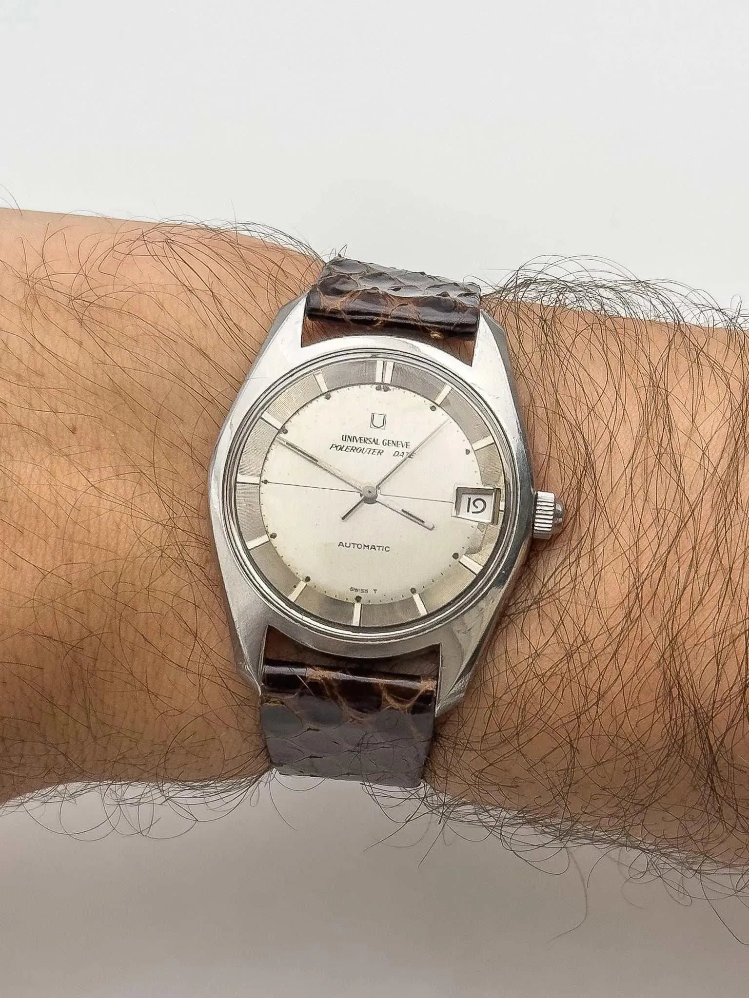 Universal Genève - Polerouter Date Micro-Rotor Big Crown - 1965 - Atelier Victor Paris - Vintage Watch Shop Dubai