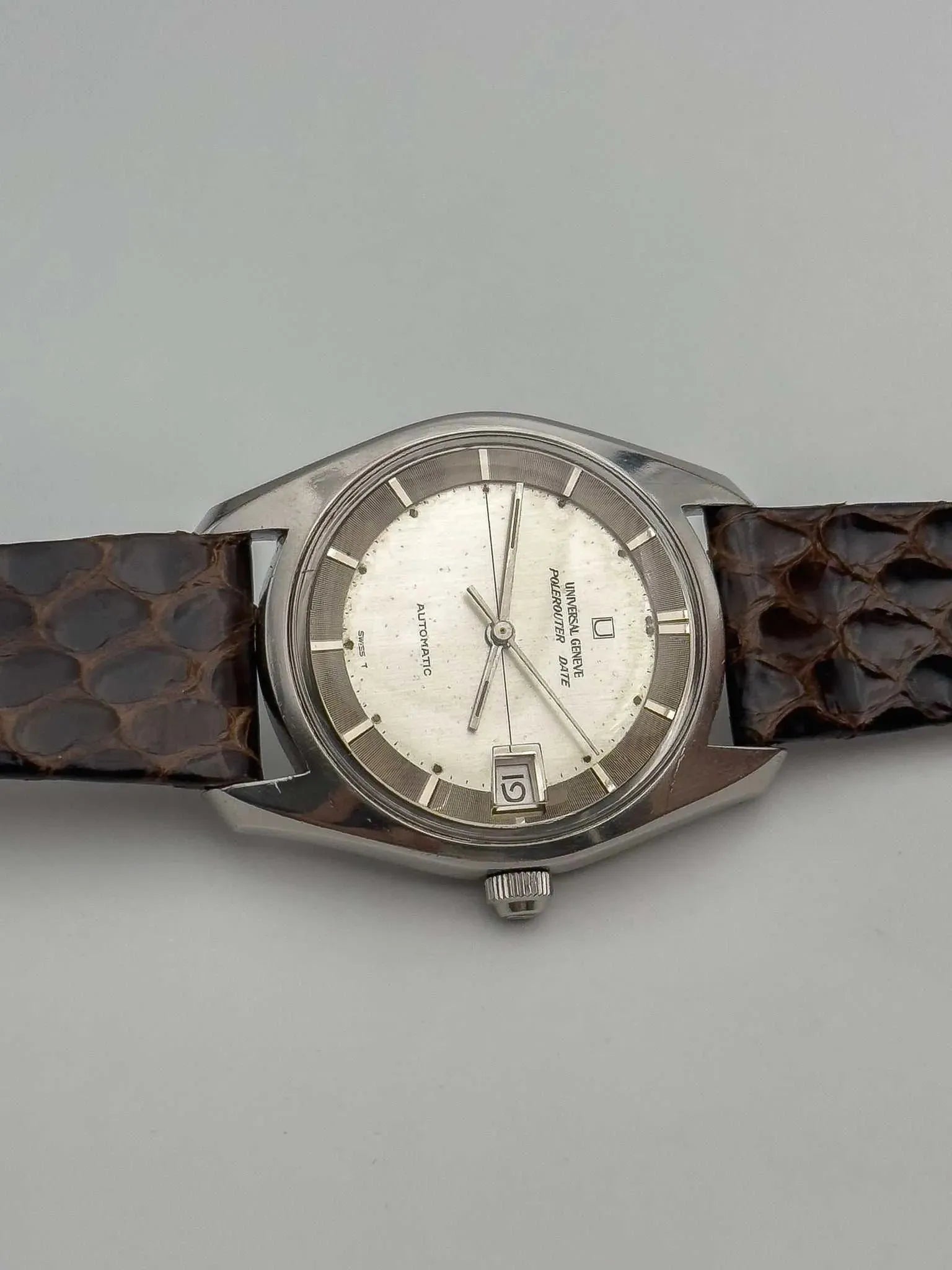 Universal Genève - Polerouter Date Micro-Rotor Big Crown - 1965 - Atelier Victor Paris - Vintage Watch Shop Dubai