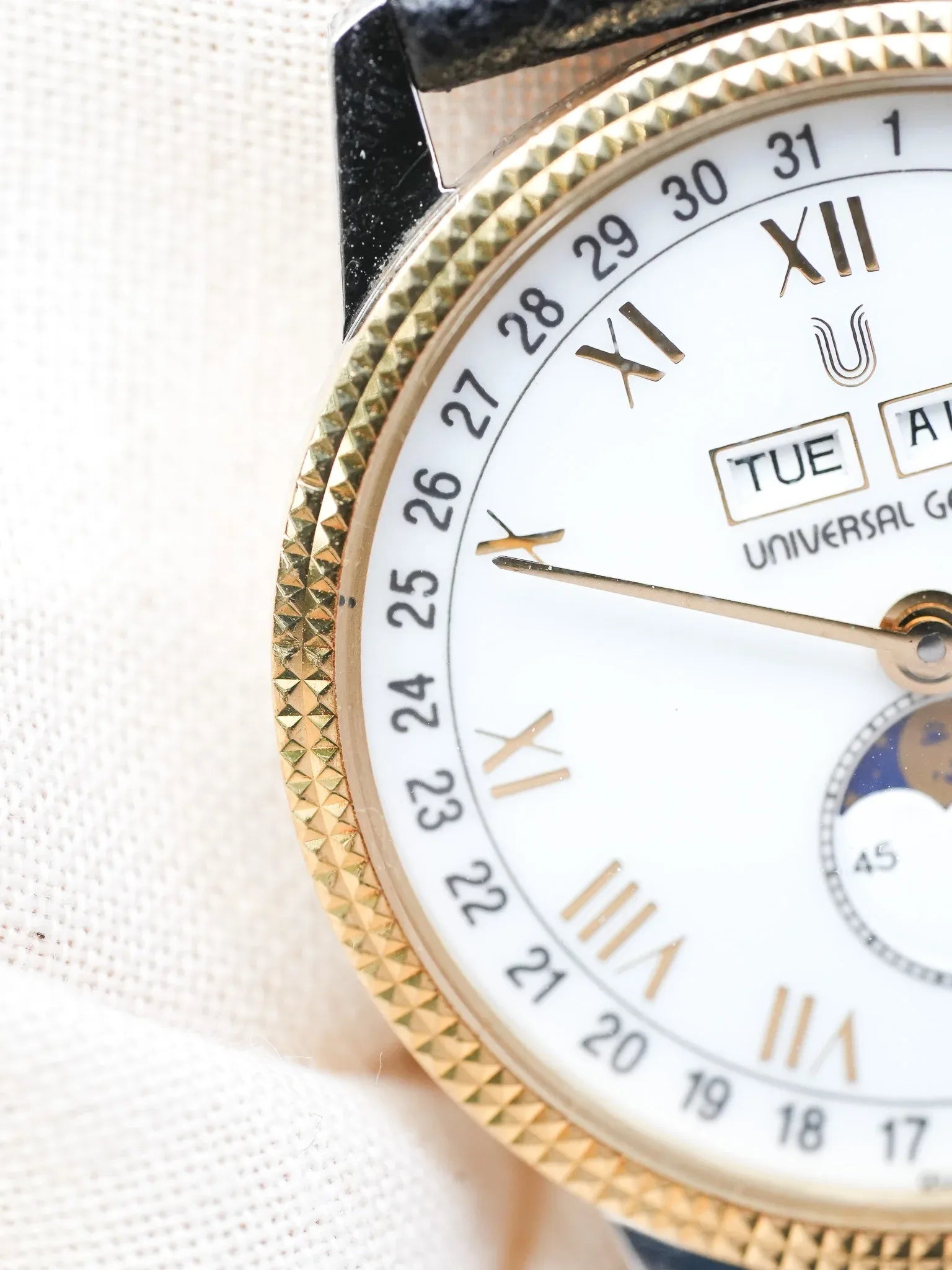 Universal Genève - Triple Calendar Phase de lune acier lunette guillochée or 18k - 1990s - Atelier Victor