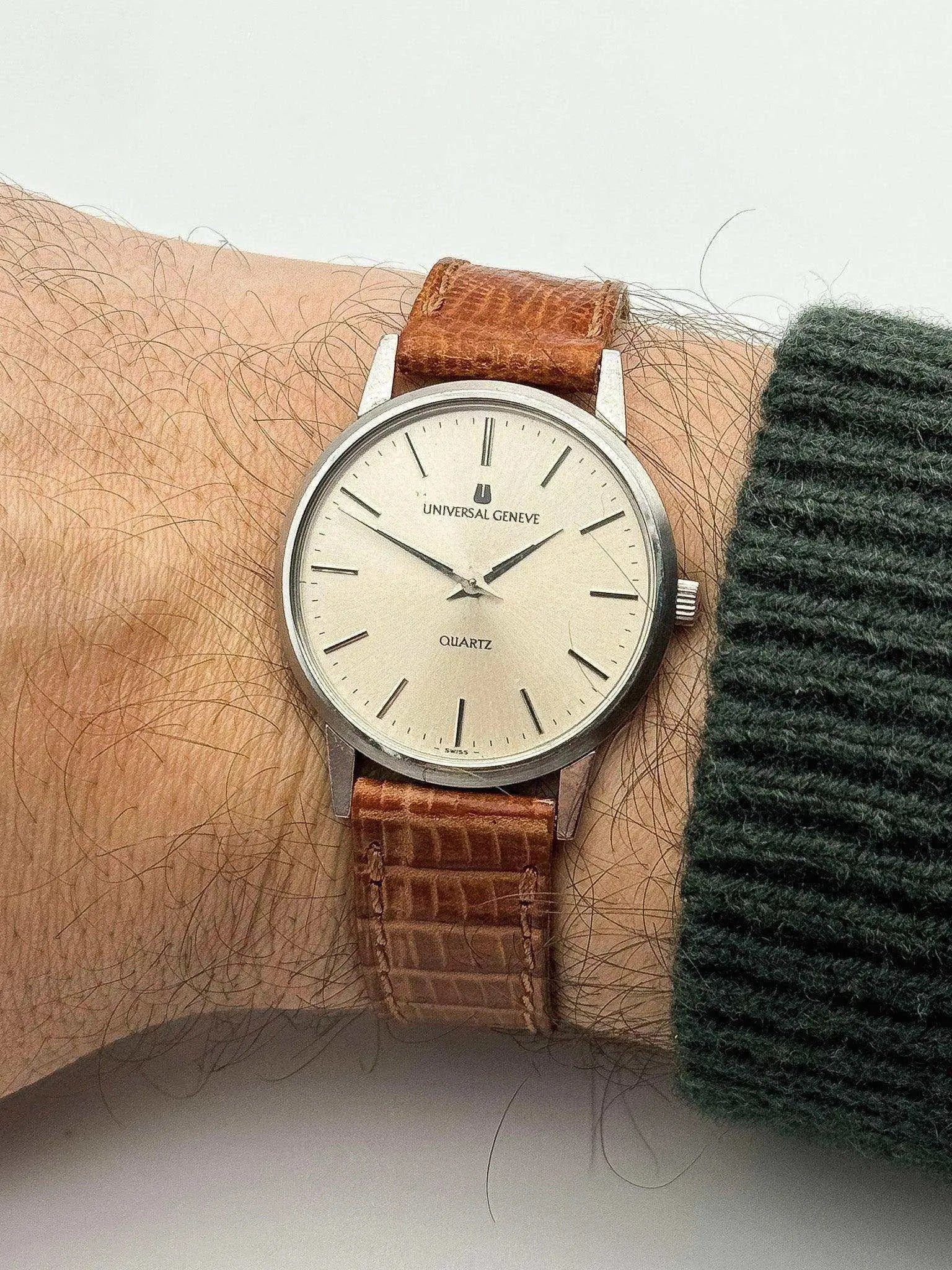 Universal Genève - Ultra Slim Circle Champagne - 1980s - Atelier Victor Paris - Vintage Watch Shop Dubai