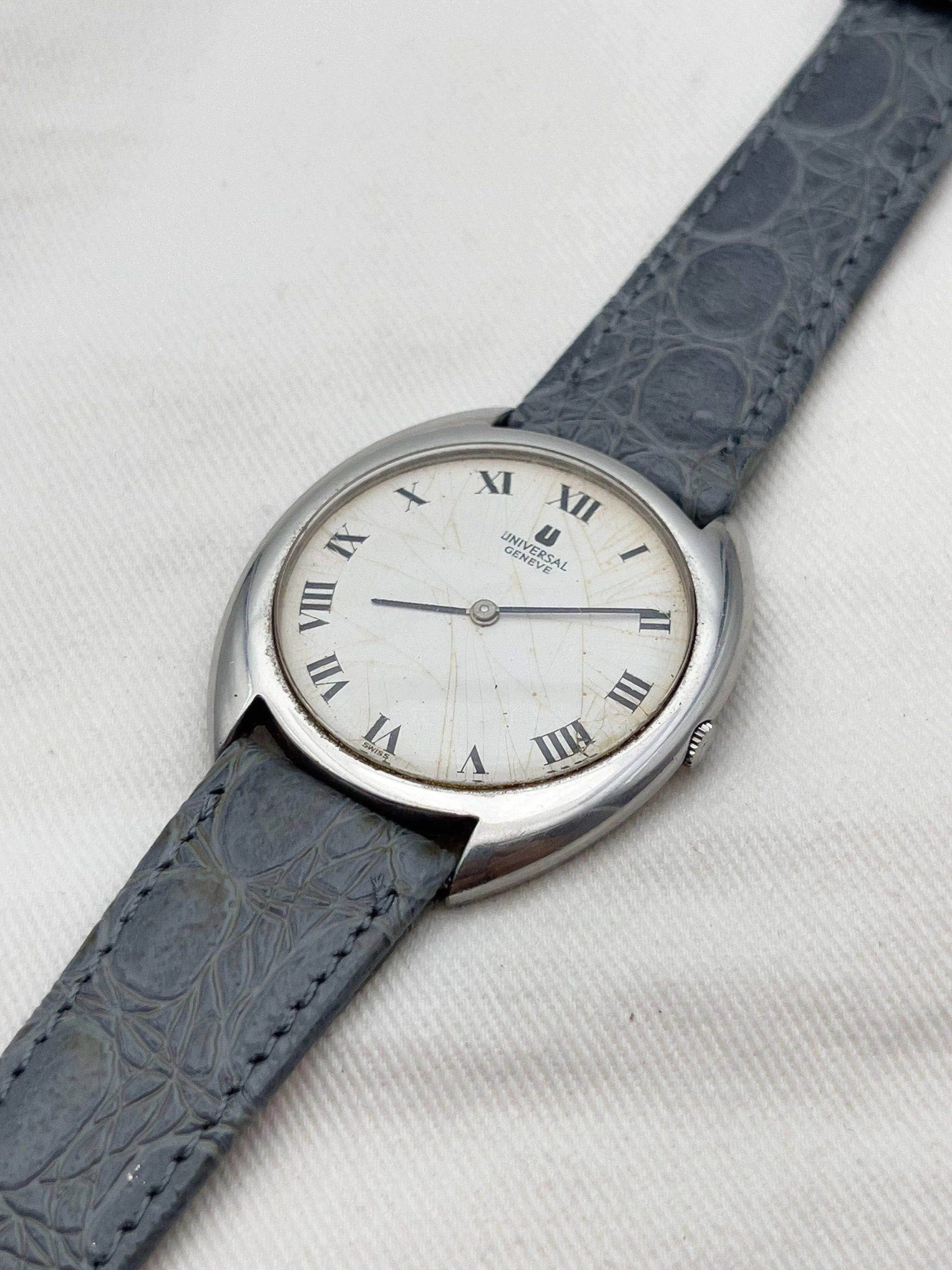 Universal Genève - Ultra Slim Spider - 1970s - Atelier Victor Paris - Vintage Watch Shop Dubai