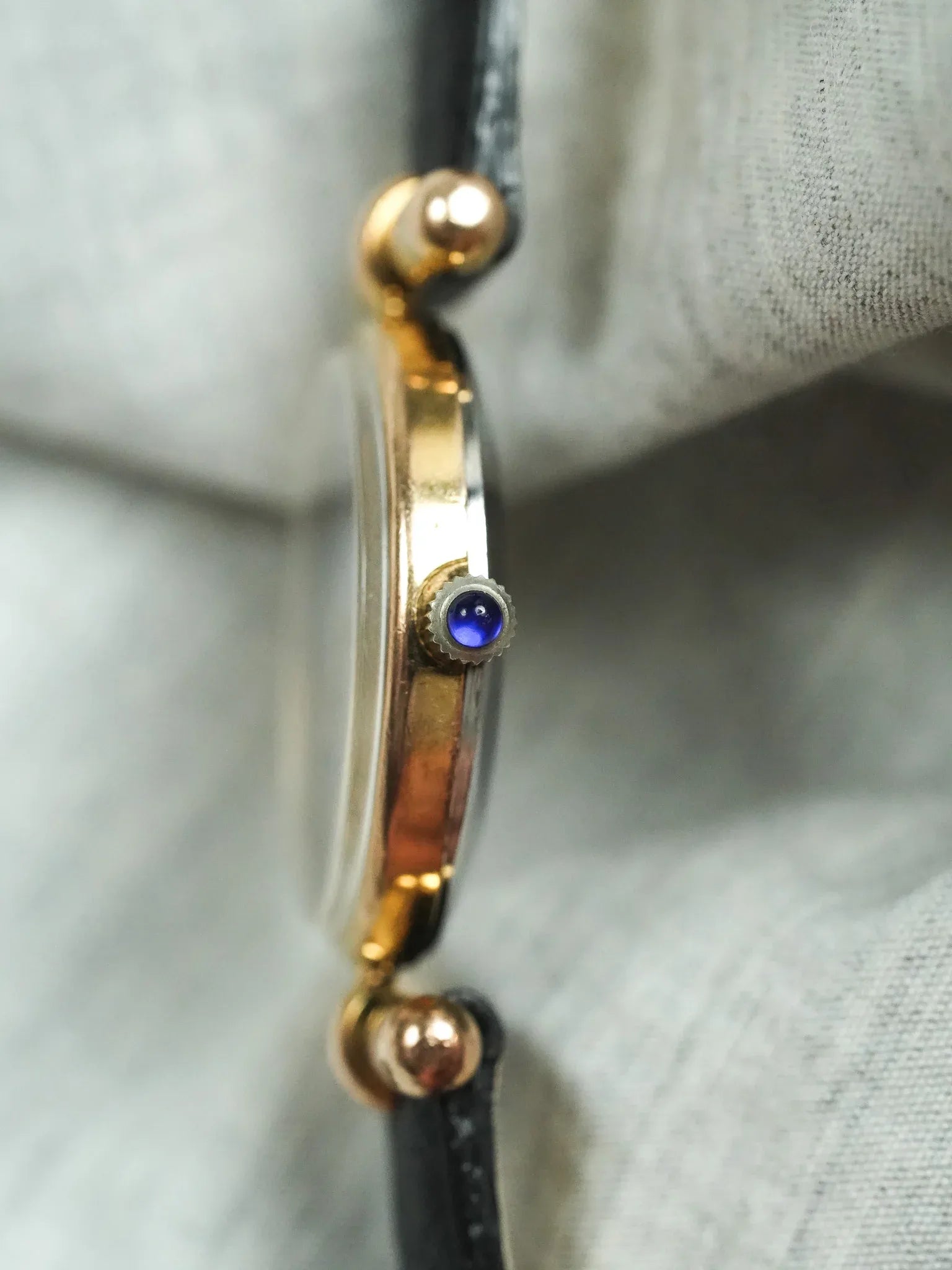 Victor Delouya - Ronde Or Cornes Asymétriques Cadran effet lapis lazuli - 1990s - Atelier Victor