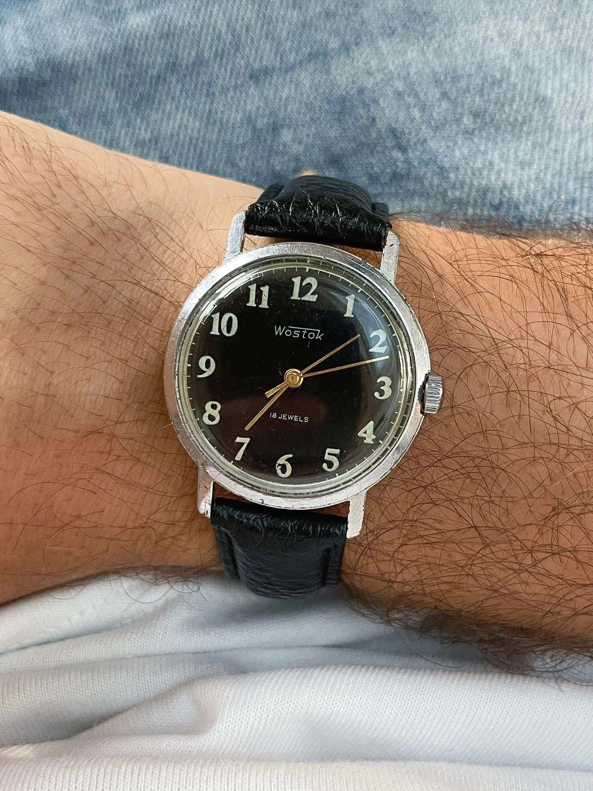 Vostok - Acier Noir chiffres arabes - 1960s - Atelier Victor - Vintage  Shop