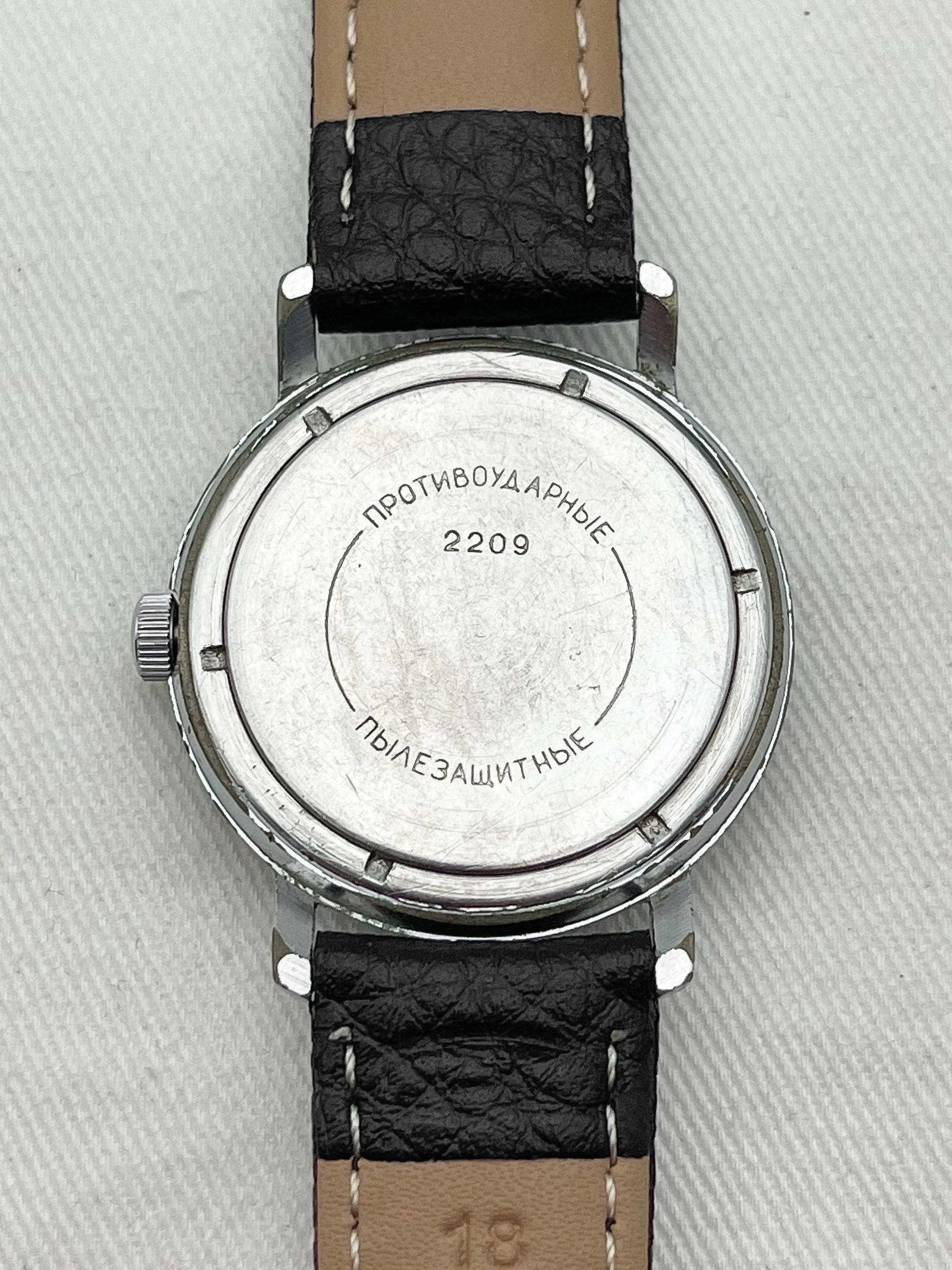 Vostok - Acier Noir chiffres arabes - 1960s - Atelier Victor - Vintage  Shop