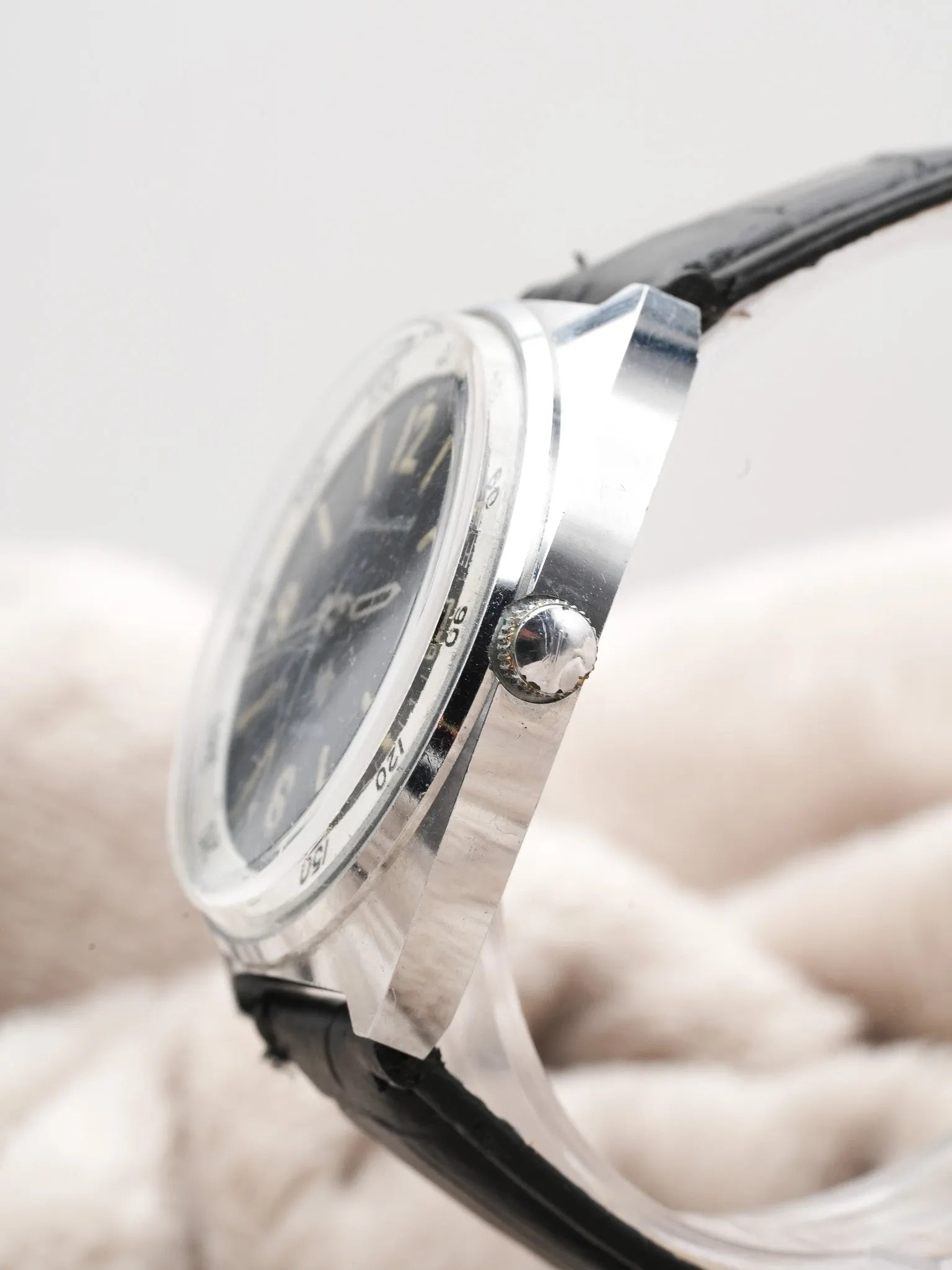 Vostok - Noir militaire date rouge - 1970s - Atelier Victor Paris - Vintage Watch Shop Dubai