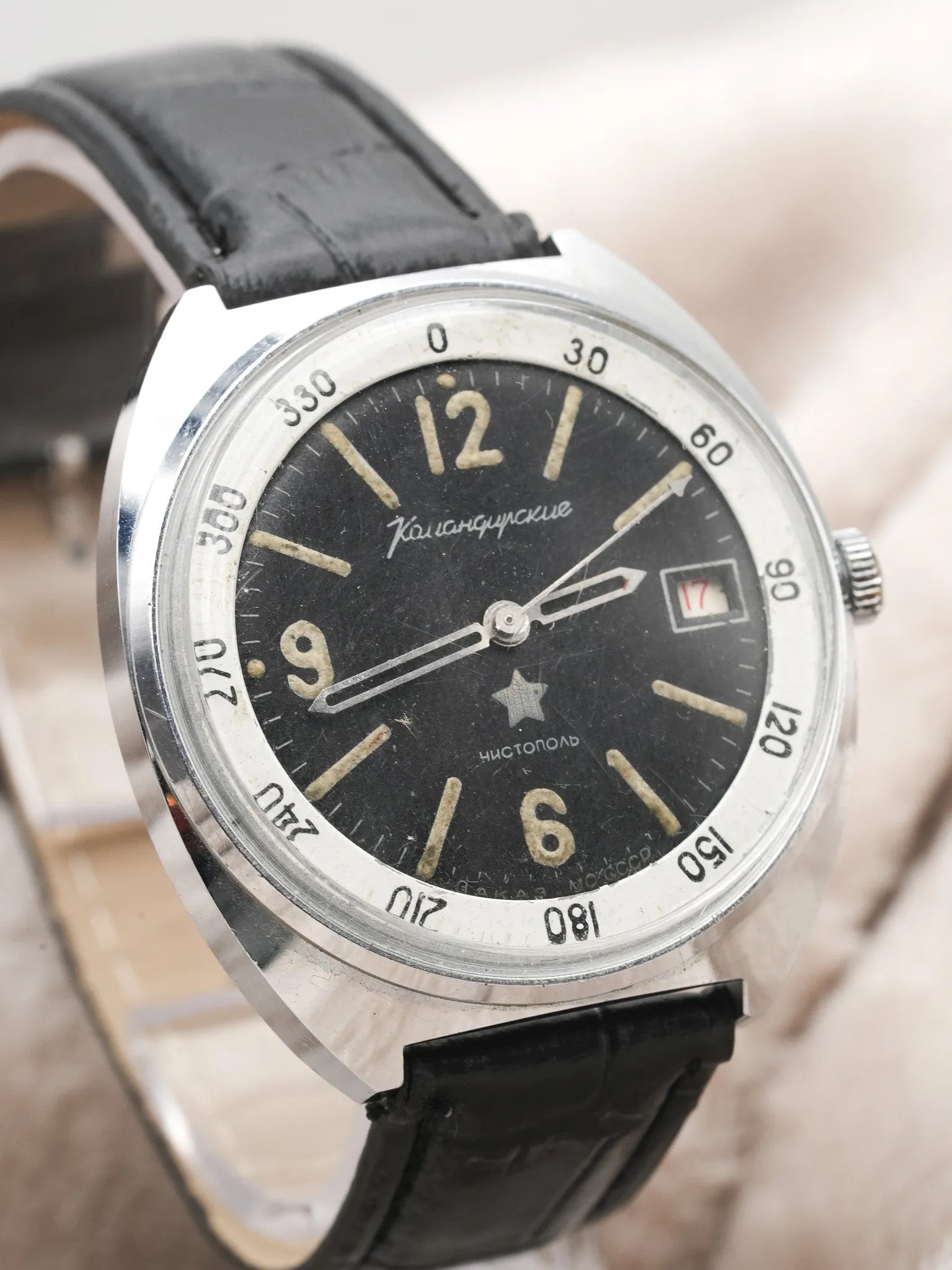 Vostok - Noir militaire date rouge - 1970s - Atelier Victor Paris - Vintage Watch Shop Dubai