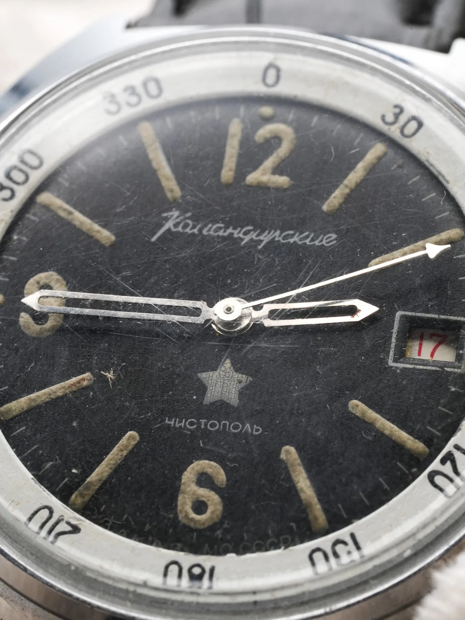 Vostok - Noir militaire date rouge - 1970s - Atelier Victor Paris - Vintage Watch Shop Dubai