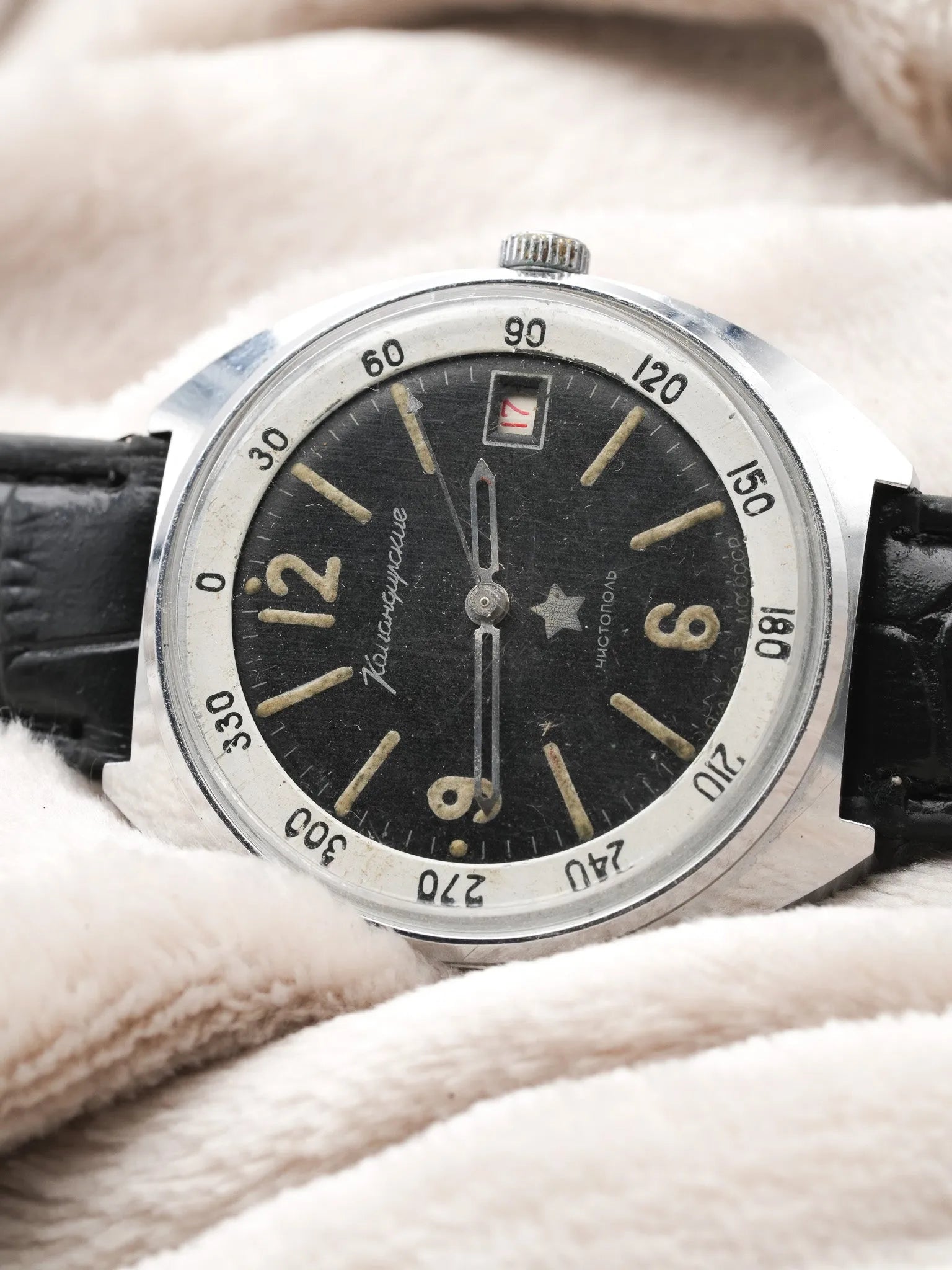 Vostok - Noir militaire date rouge - 1970s - Atelier Victor - Vintage  Shop