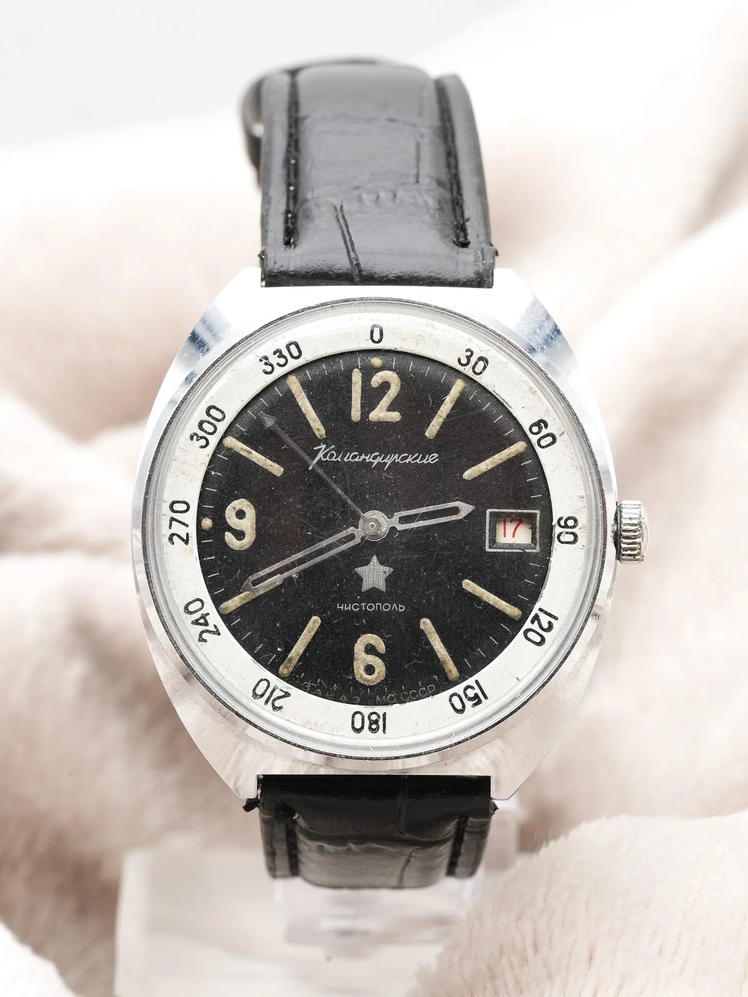 Vostok - Noir militaire date rouge - 1970s - Atelier Victor - Vintage  Shop