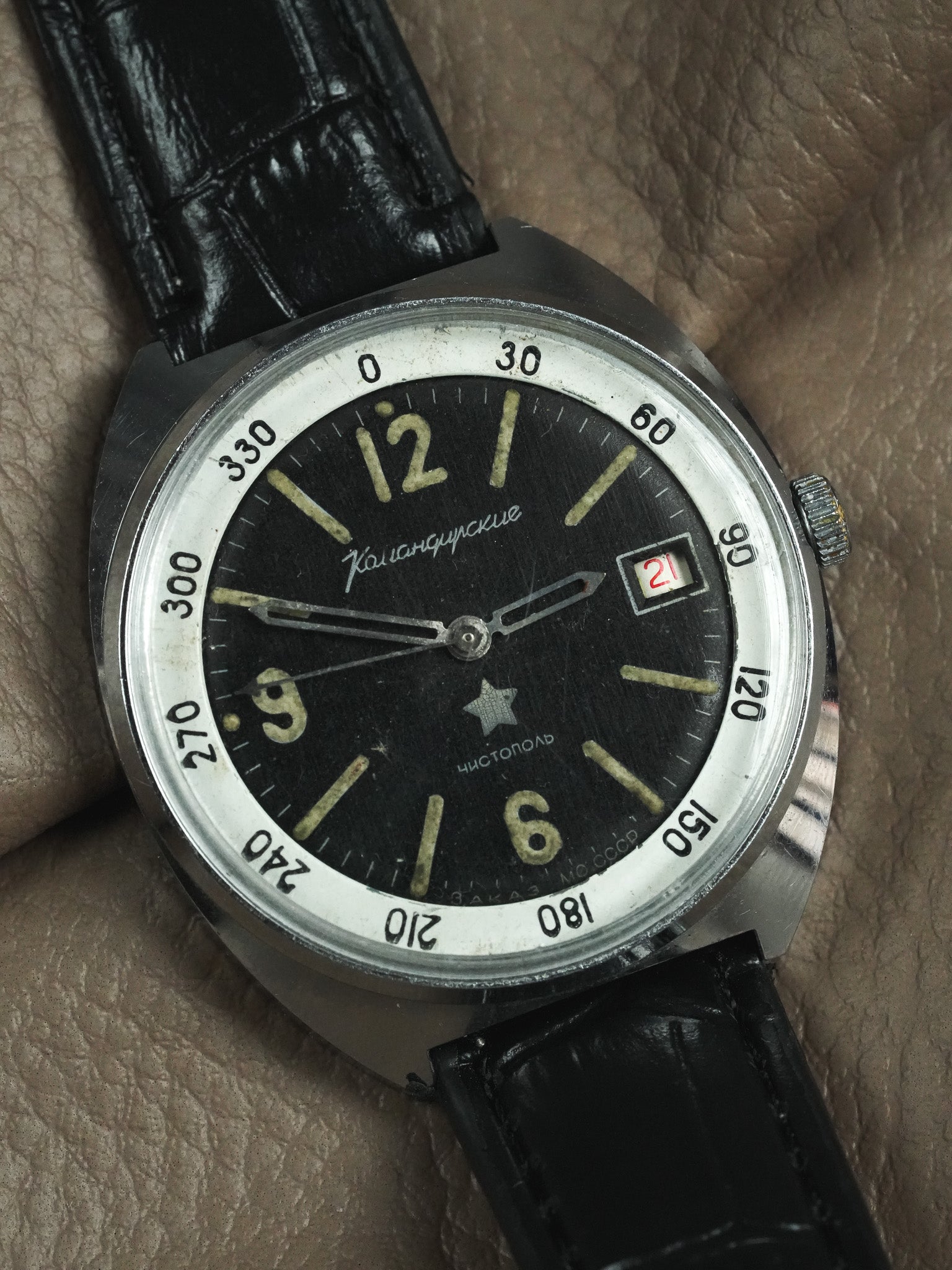 Vostok - Noir militaire date rouge - 1970s - Atelier Victor - Vintage  Shop