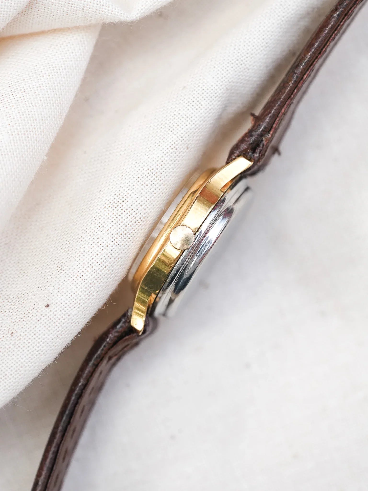 Yema - Mini Tonneau Femme Quartz Plaqué or - 1990s - Atelier Victor