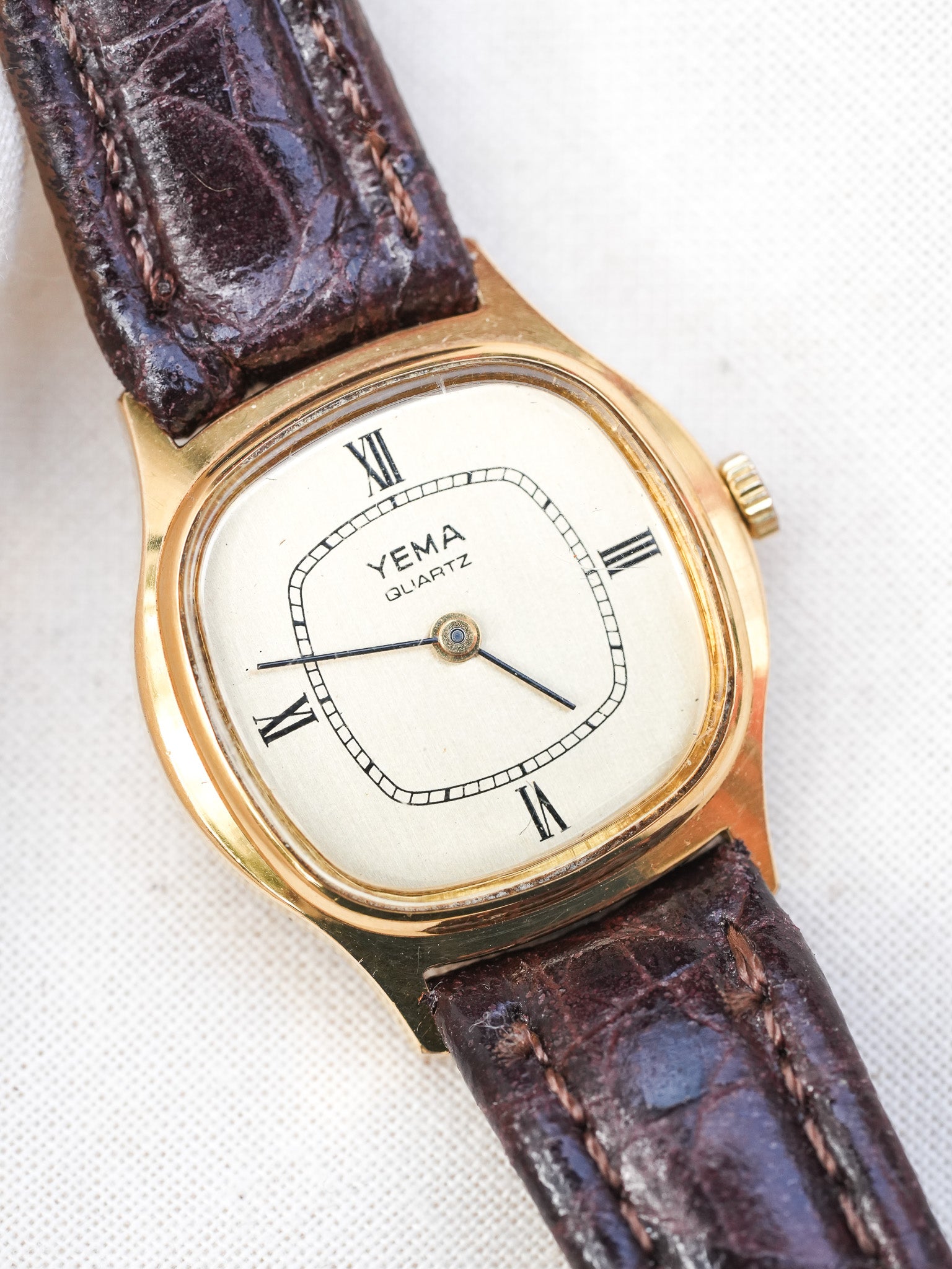 Yema - Mini Tonneau Femme Quartz Plaqué or - 1990s - Atelier Victor Paris - Vintage Watch Shop Dubai