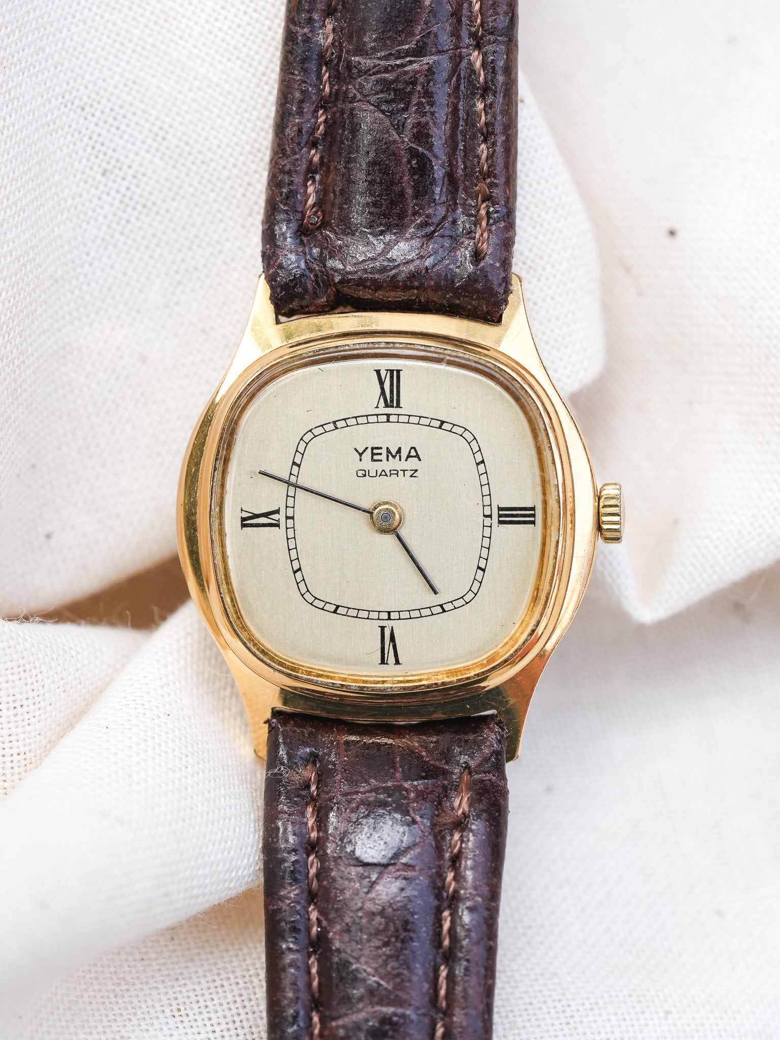 Yema - Mini Tonneau Femme Quartz Plaqué or - 1990s - Atelier Victor Paris - Vintage Watch Shop Dubai