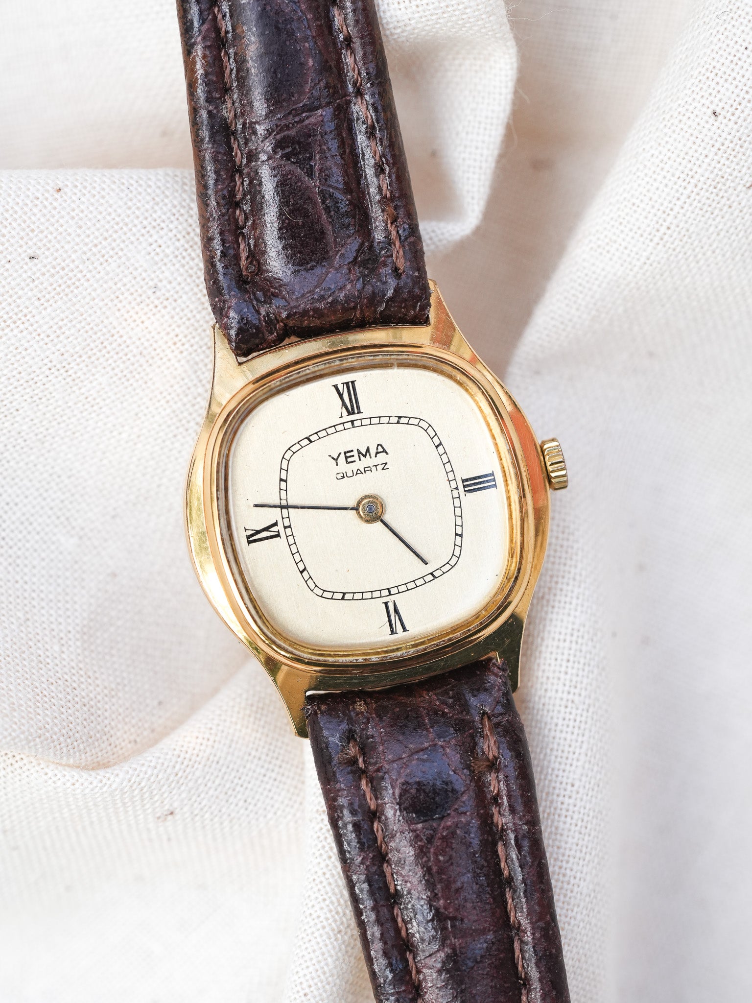 Yema - Mini Tonneau Femme Quartz Plaqué or - 1990s - Atelier Victor Paris - Vintage Watch Shop Dubai