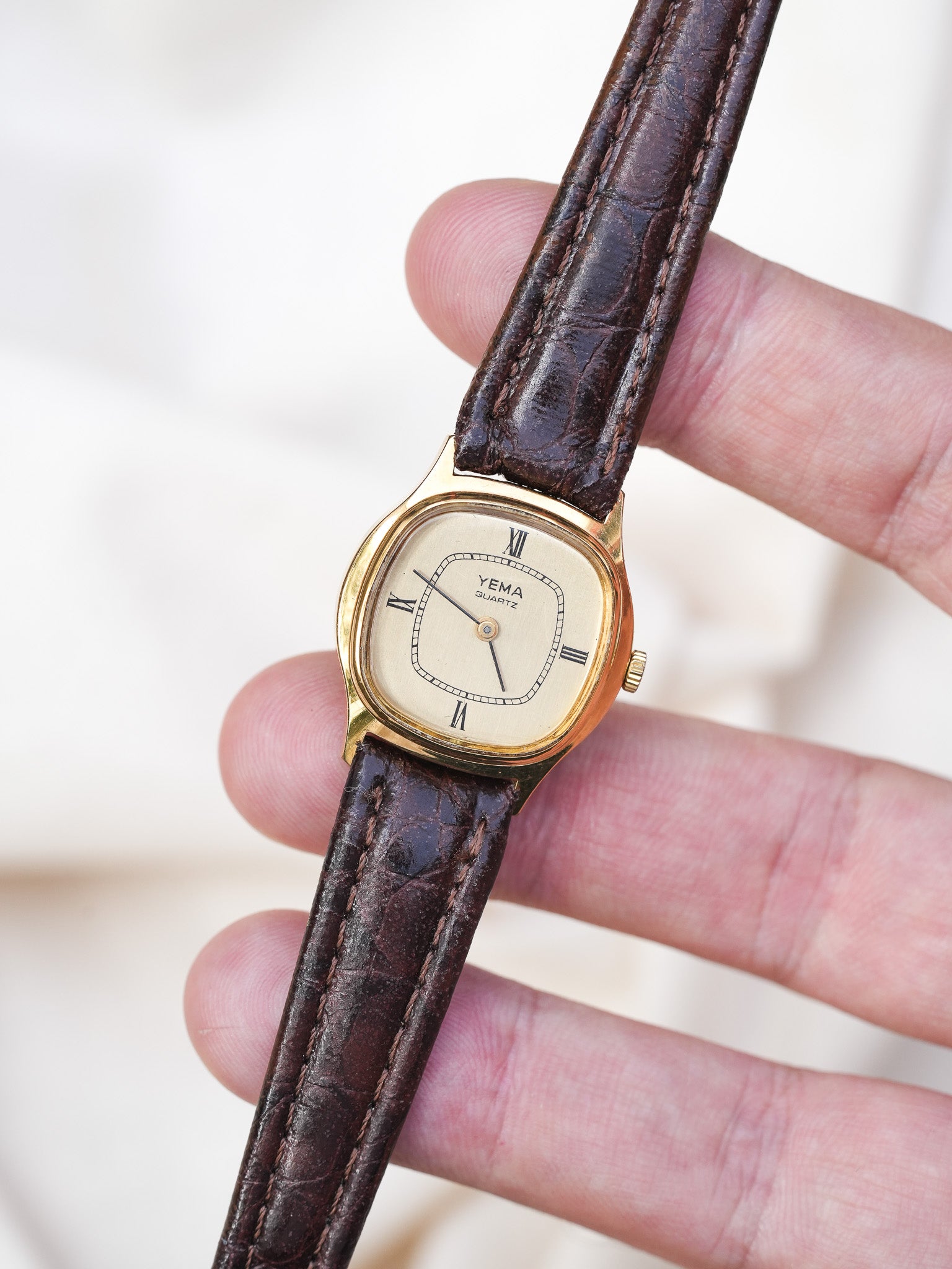 Yema - Mini Tonneau Femme Quartz Plaqué or - 1990s - Atelier Victor Paris - Vintage Watch Shop Dubai