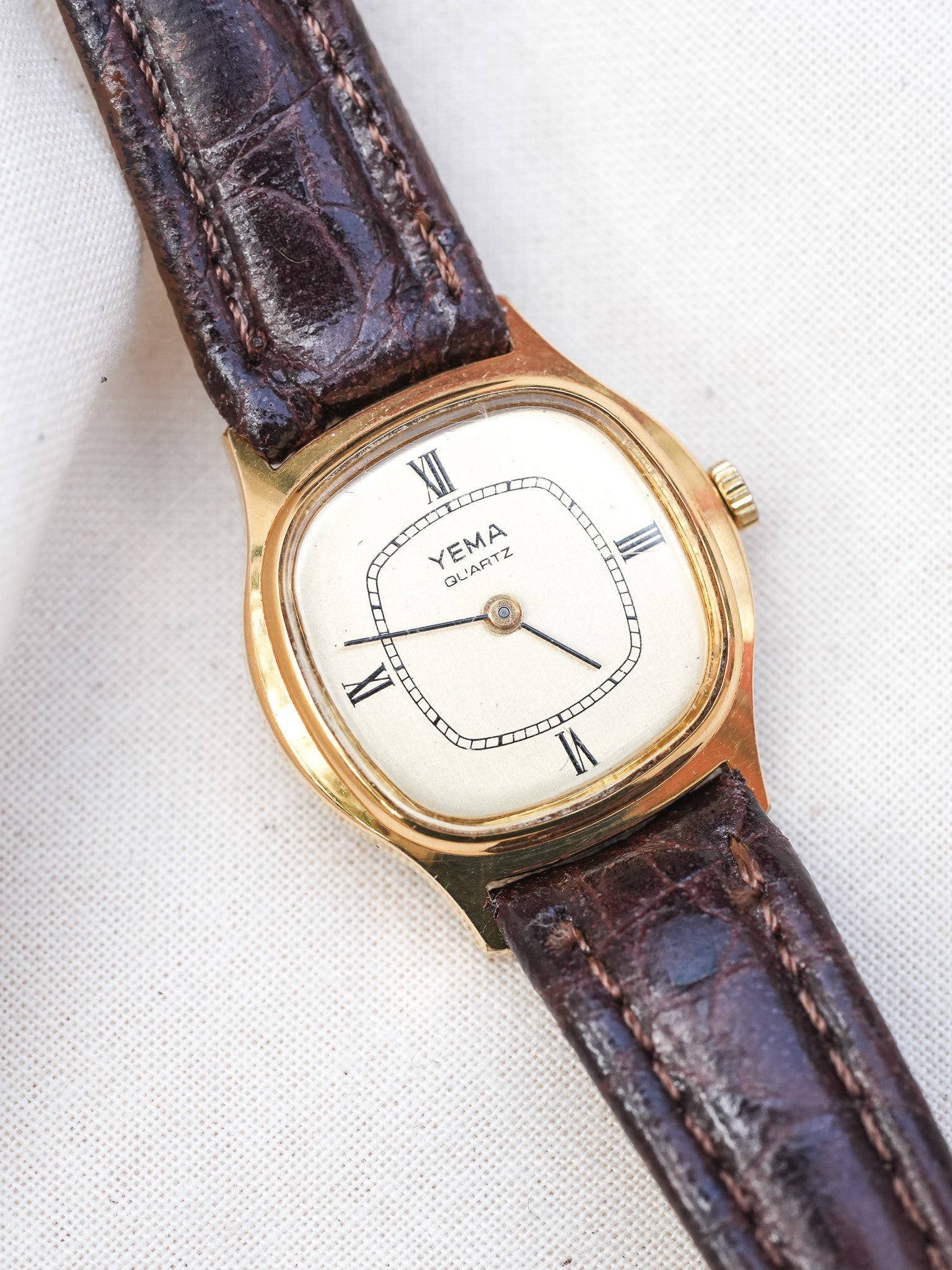 Yema - Mini Tonneau Femme Quartz Plaqué or - 1990s - Atelier Victor Paris - Vintage Watch Shop Dubai