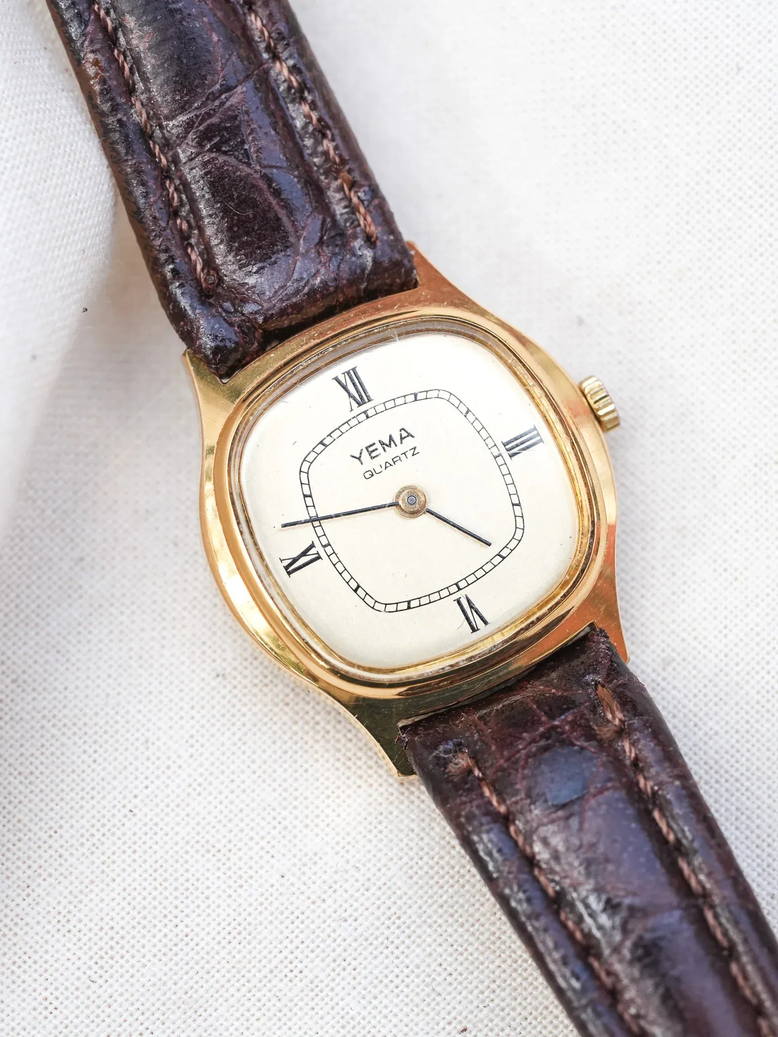 Yema - Mini Tonneau Femme Quartz Plaqué or - 1990s - Atelier Victor - Vintage  Shop