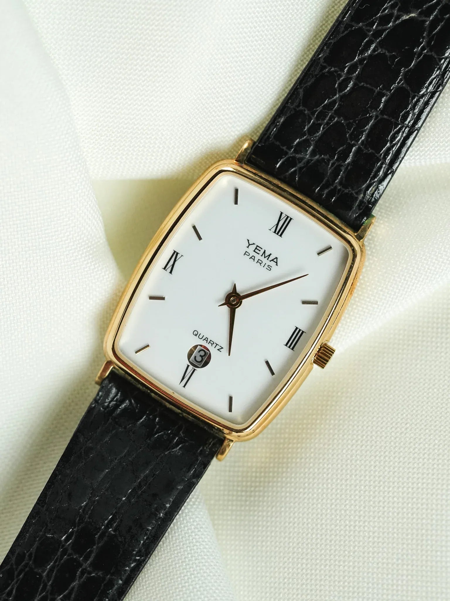 Yema - Paris Tonneau Date 6H Or Cadran blanc Quartz - 1990s - Atelier Victor - Vintage  Shop