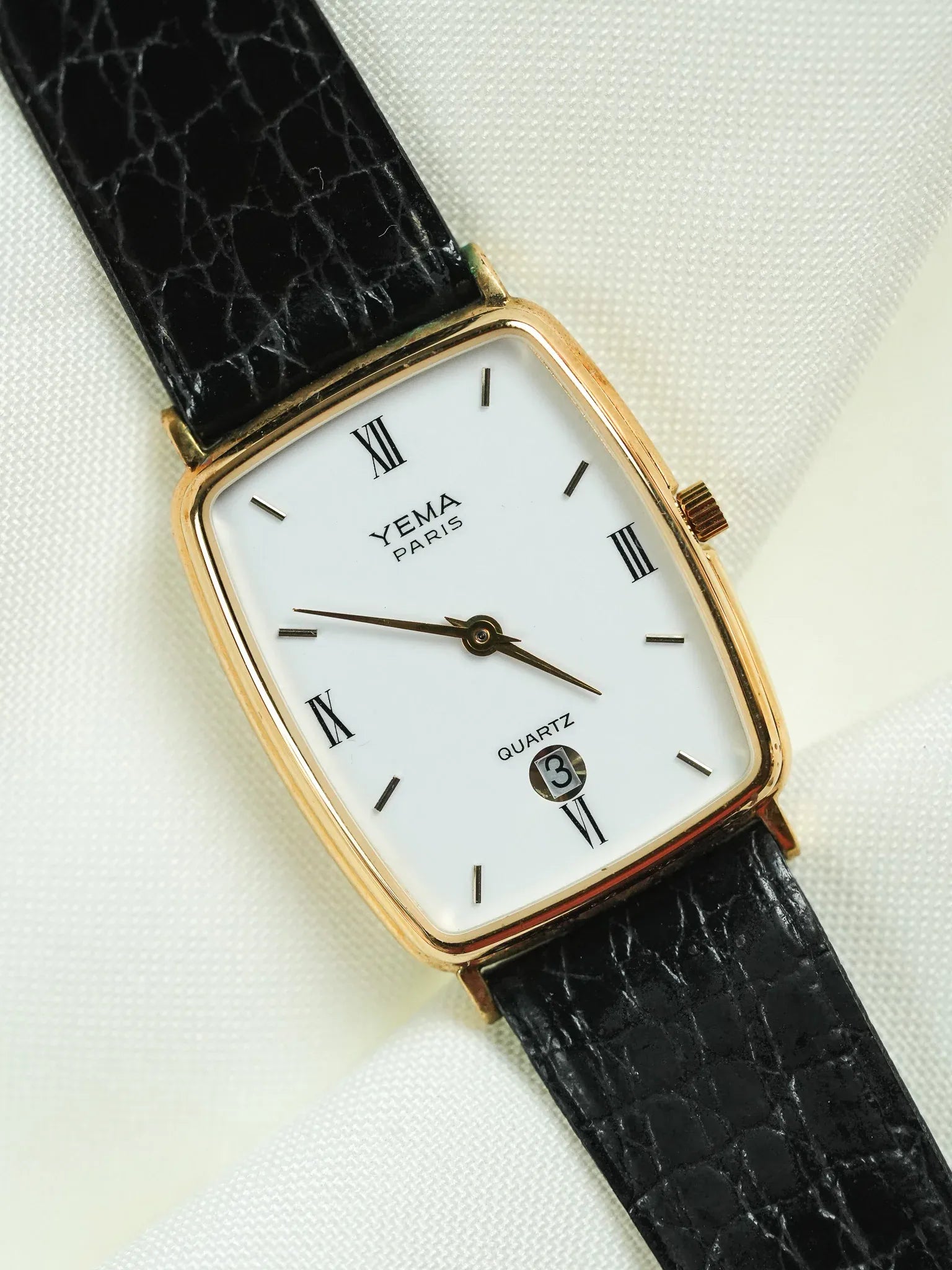 Yema - Paris Tonneau Date 6H Or Cadran blanc Quartz - 1990s - Atelier Victor - Vintage  Shop