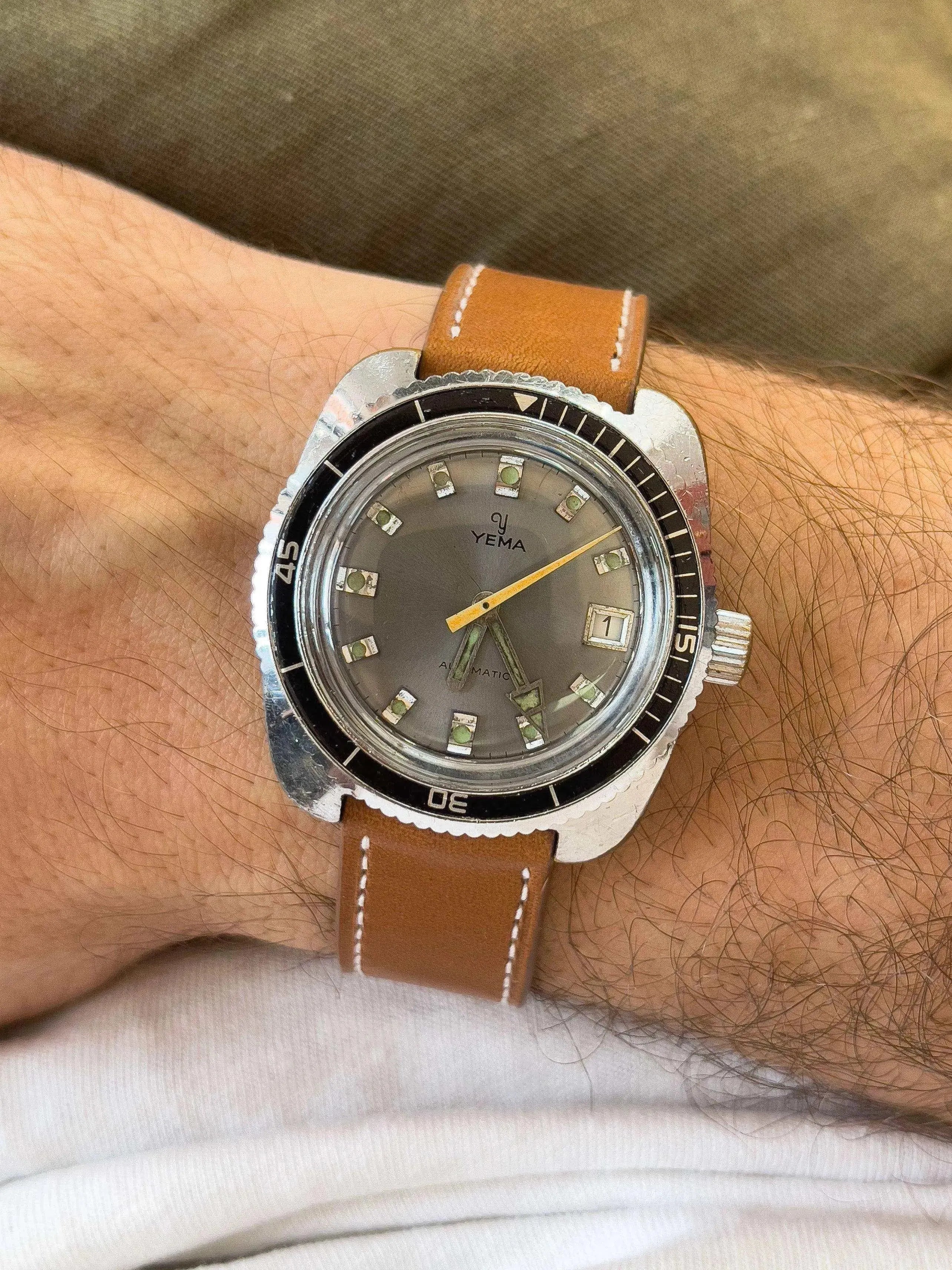 Yema - Plongeuse Sous Marine Trotteuse Orange - 1960s - Atelier Victor Paris - Vintage Watch Shop Dubai