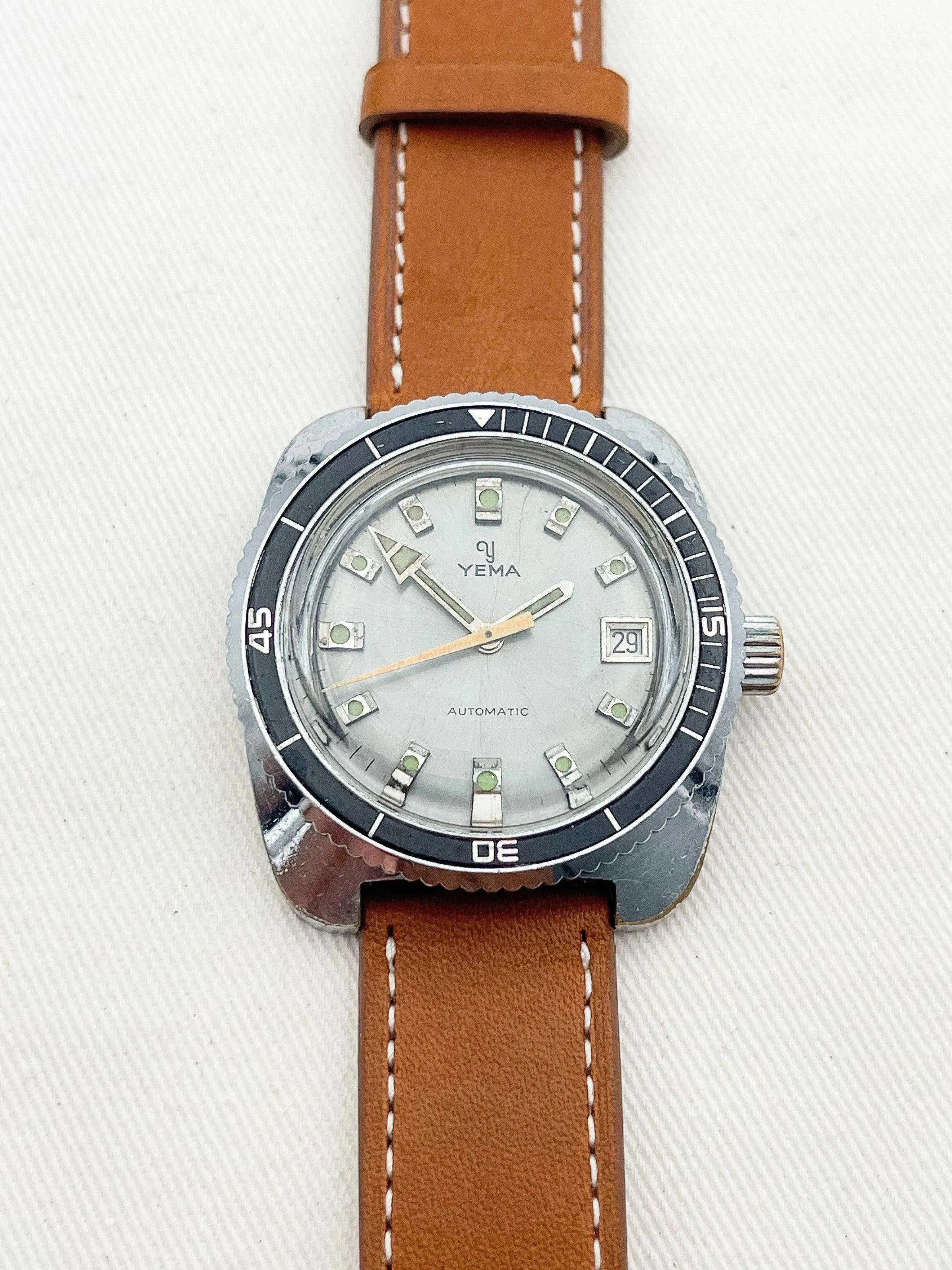 Yema - Plongeuse Sous Marine Trotteuse Orange - 1960s - Atelier Victor Paris - Vintage Watch Shop Dubai