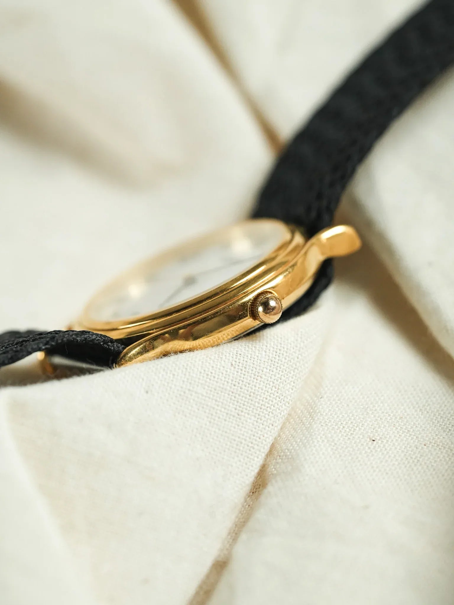 Yema - Ronde Or Date 6h Cornes tombantes - 1990s - Atelier Victor - Vintage  Shop