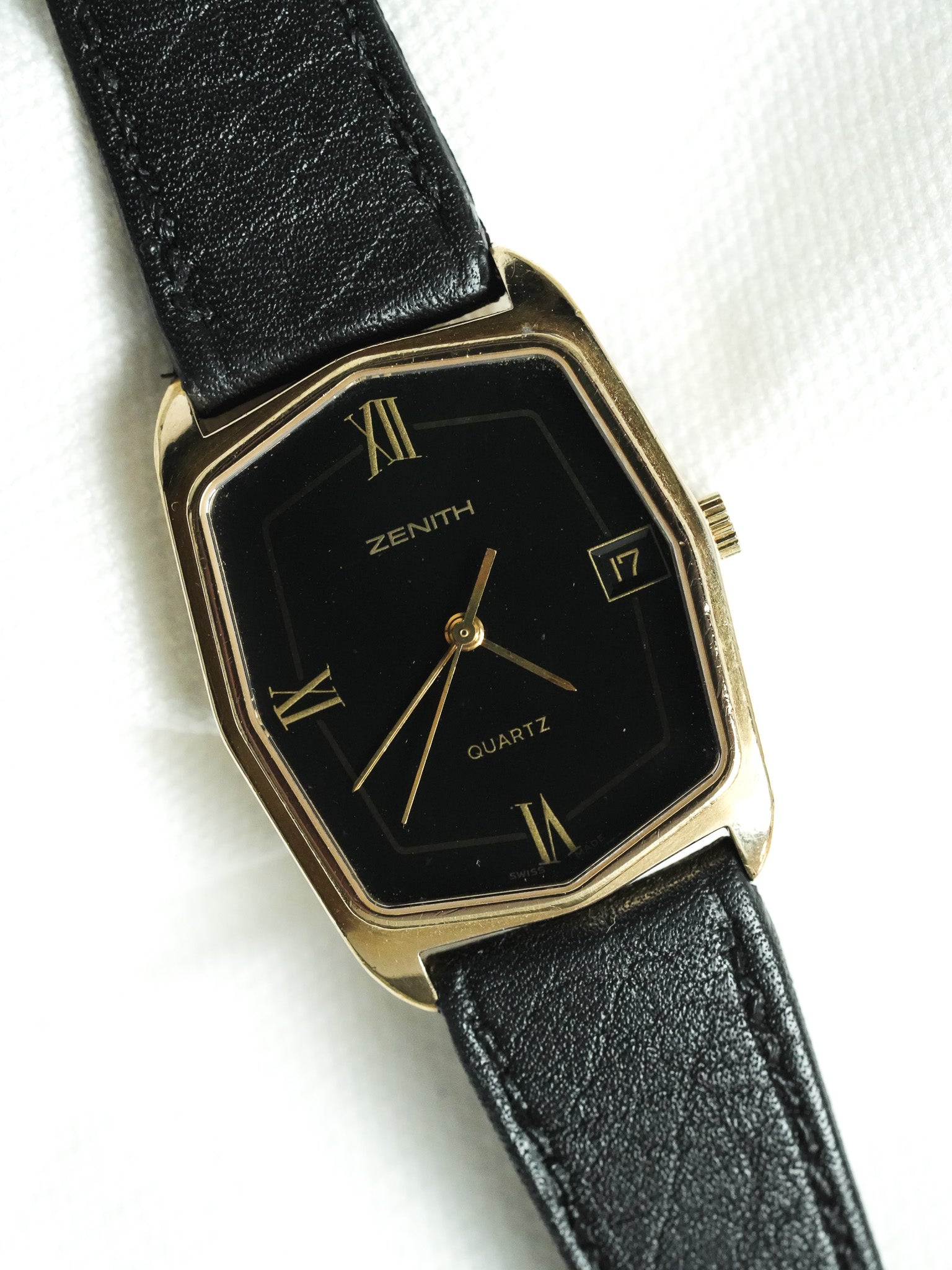 Zenith - Tank Noir Plaqué Or date - 1990s - Atelier Victor - Vintage  Shop