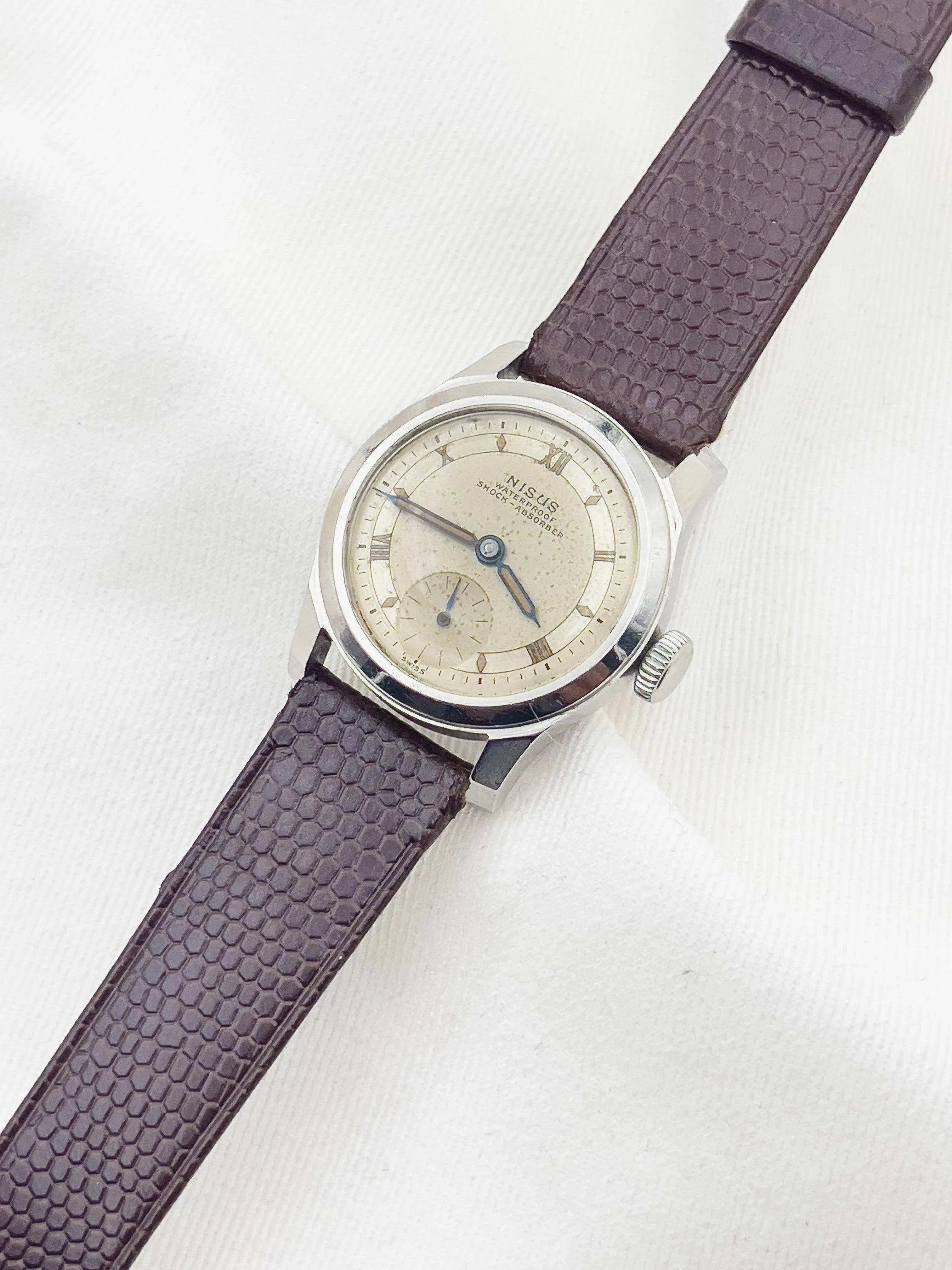 Nisus - Petite seconde - 1940s - Atelier Victor Paris - Vintage Watch Shop Dubai